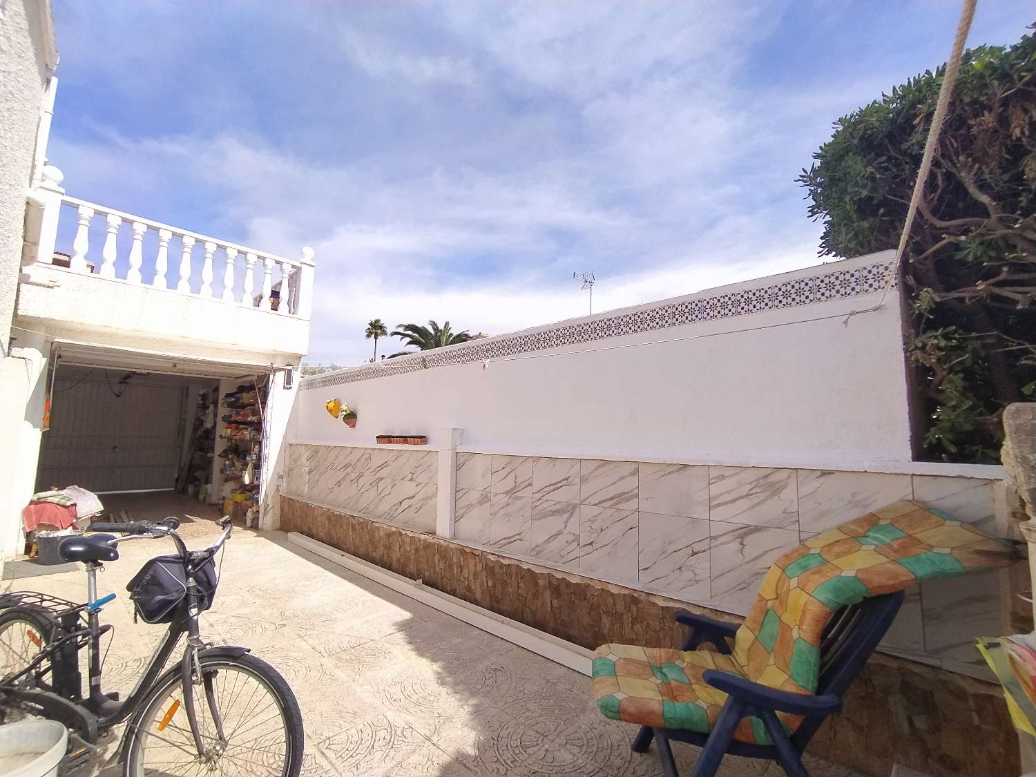 Semi-detached villa with 3 bedrooms and 2 bathrooms with separate apartment