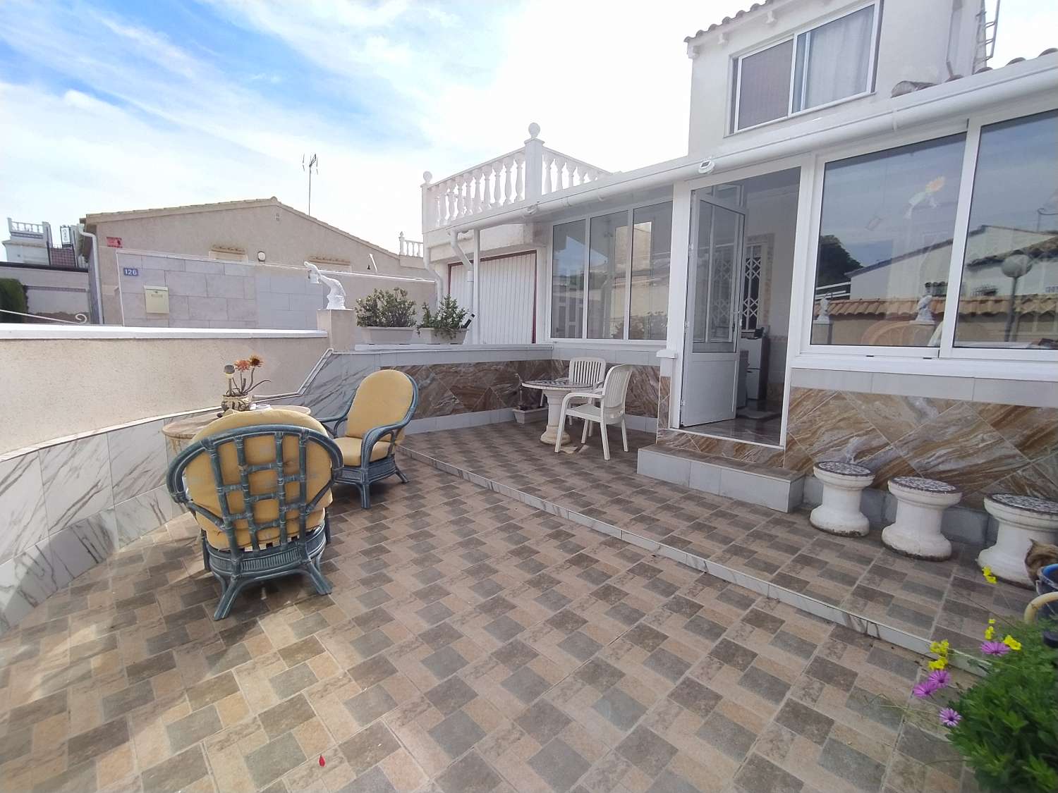 Semi-detached villa with 3 bedrooms and 2 bathrooms with separate apartment