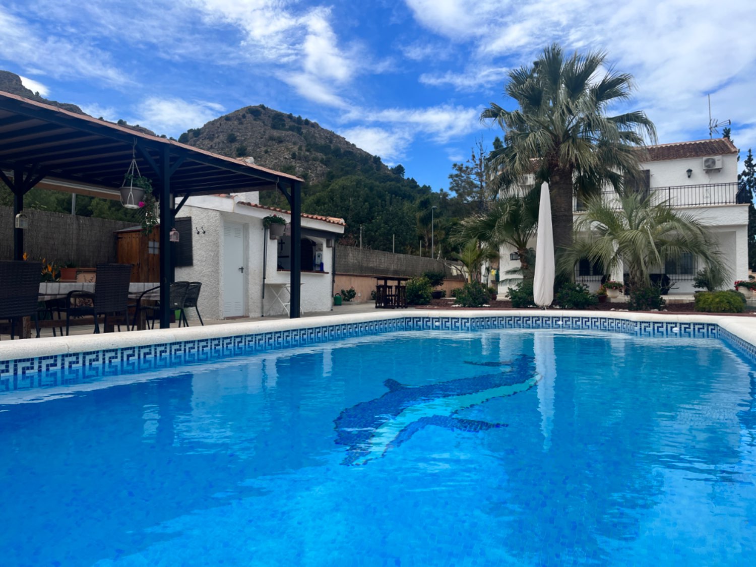 Villa sijaitsee Montepinarissa, jossa on yli 1400m2 tontti, 4 makuuhuonetta ja 2 kylpyhuonetta.
