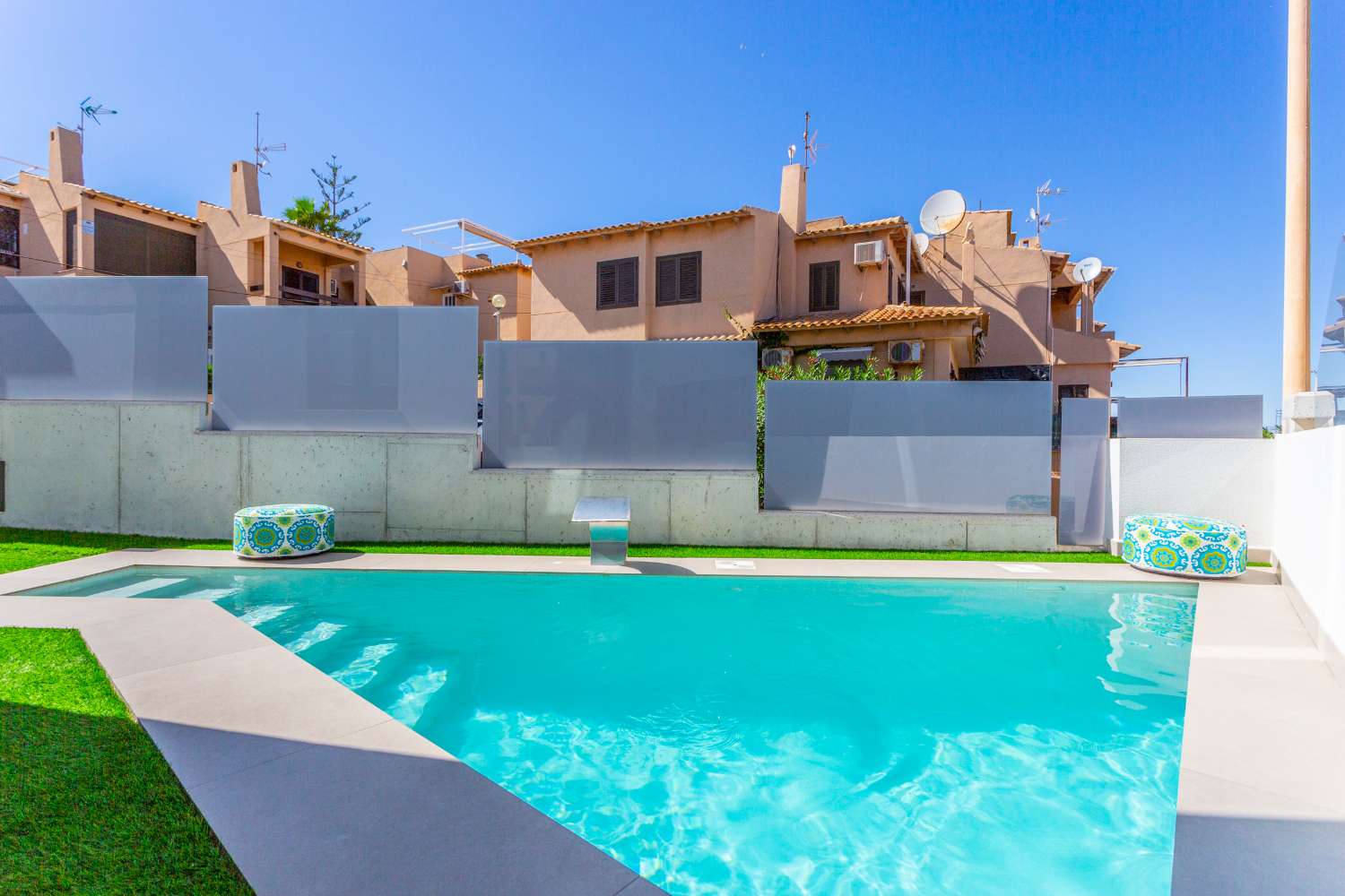 Fristående villa 80M från havet med privat pool och jacuzzi