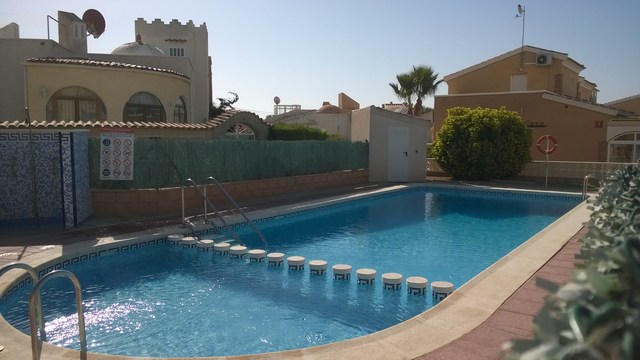 Vacker fristående villa med gemensam pool