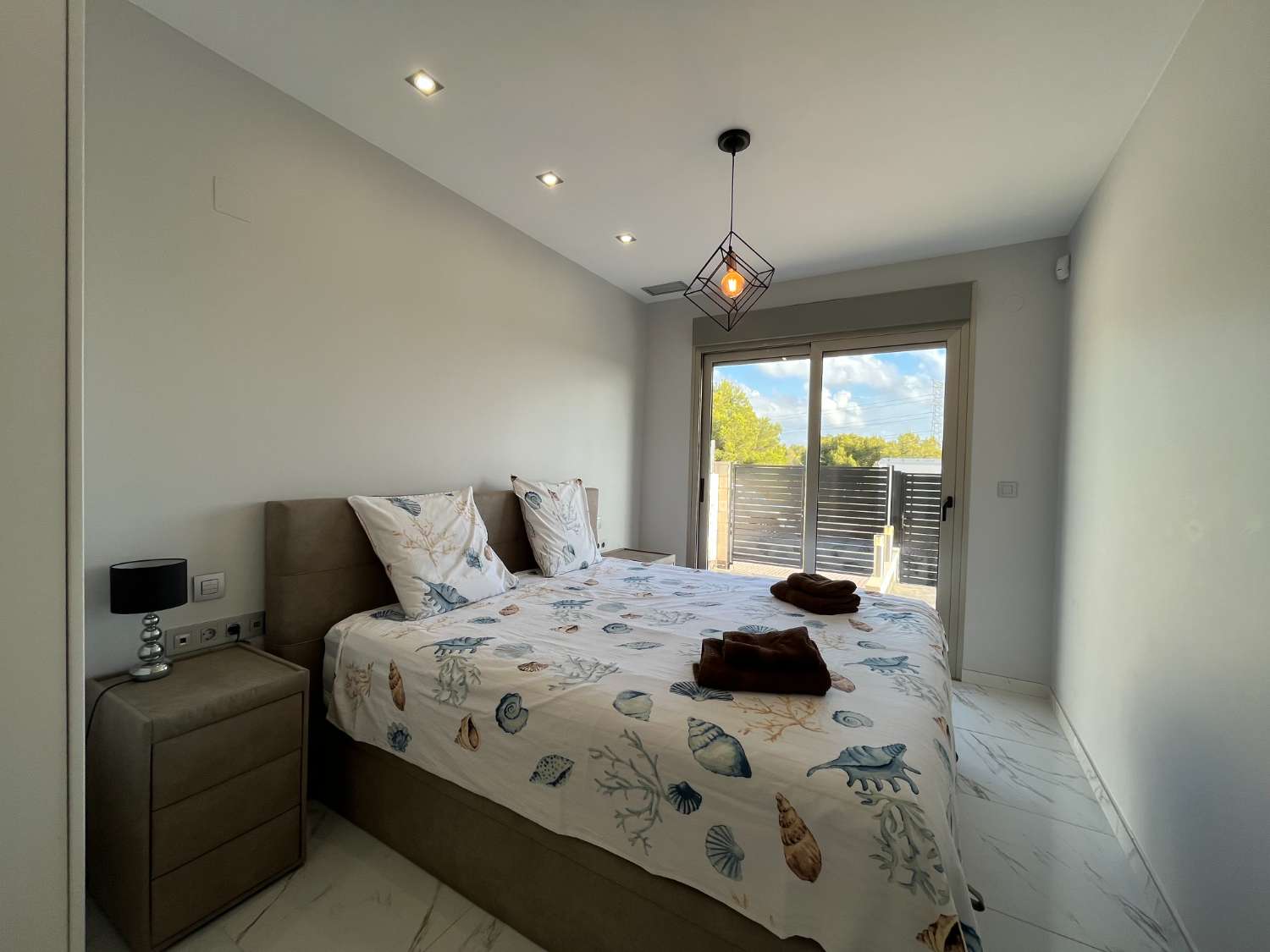 Mooie moderne villa 3 slaapkamers, 2 badkamers, 1 volledig uitgerust solarium en 1 privé zwembad op Villamartín in Orihuela Costa