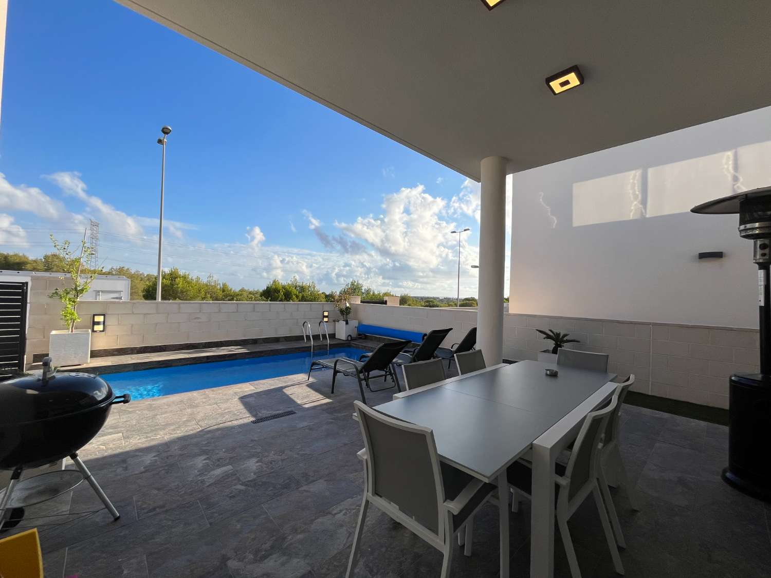 Belle Villa moderne 3 chambres, 2 salles de bain, 1 solarium complètement équipé et 1 piscine privée sur Villamartín à Orihuela Costa