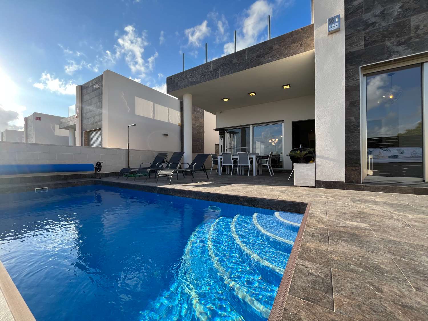 Kaunis moderni huvila 3 makuuhuonetta, 2 kylpyhuonetta, 1 täysin varustettu solarium ja 1 oma uima-allas Villamartínissa Orihuela Costassa