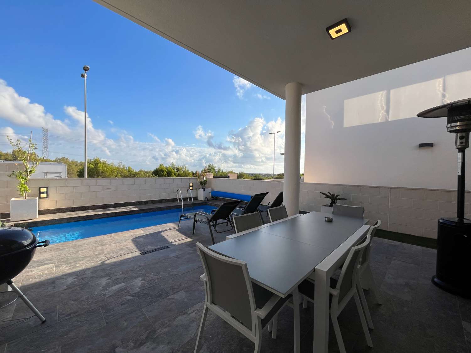 Smuk moderne villa 3 soveværelser, 2 badeværelser, 1 fuldt udstyret solarium og 1 privat pool på Villamartín i Orihuela Costa