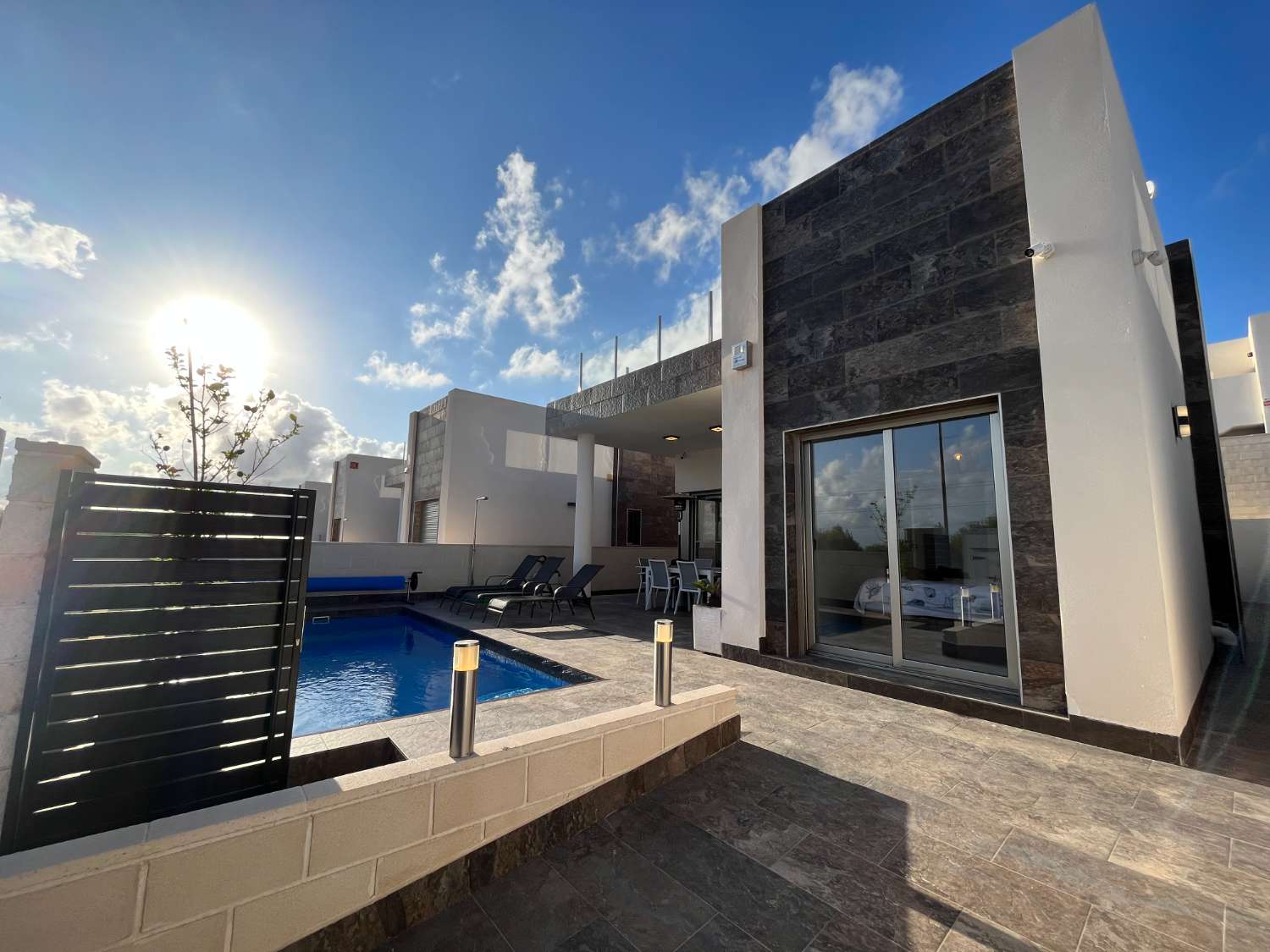 Bella villa moderna 3 camere da letto, 2 bagni, 1 solarium completamente attrezzato e 1 piscina privata su Villamartín a Orihuela Costa