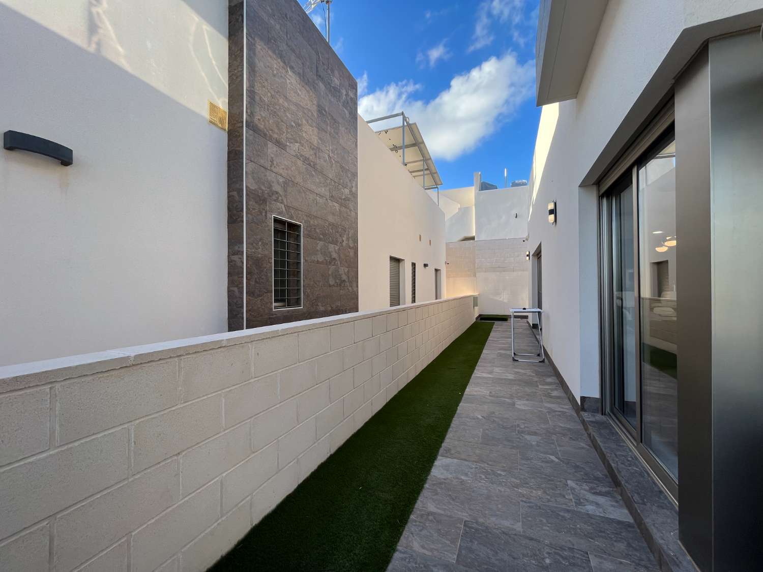 Vakker moderne villa 3 soverom, 2 bad, 1 fullt utstyrt solarium og 1 privat basseng på Villamartín i Orihuela Costa