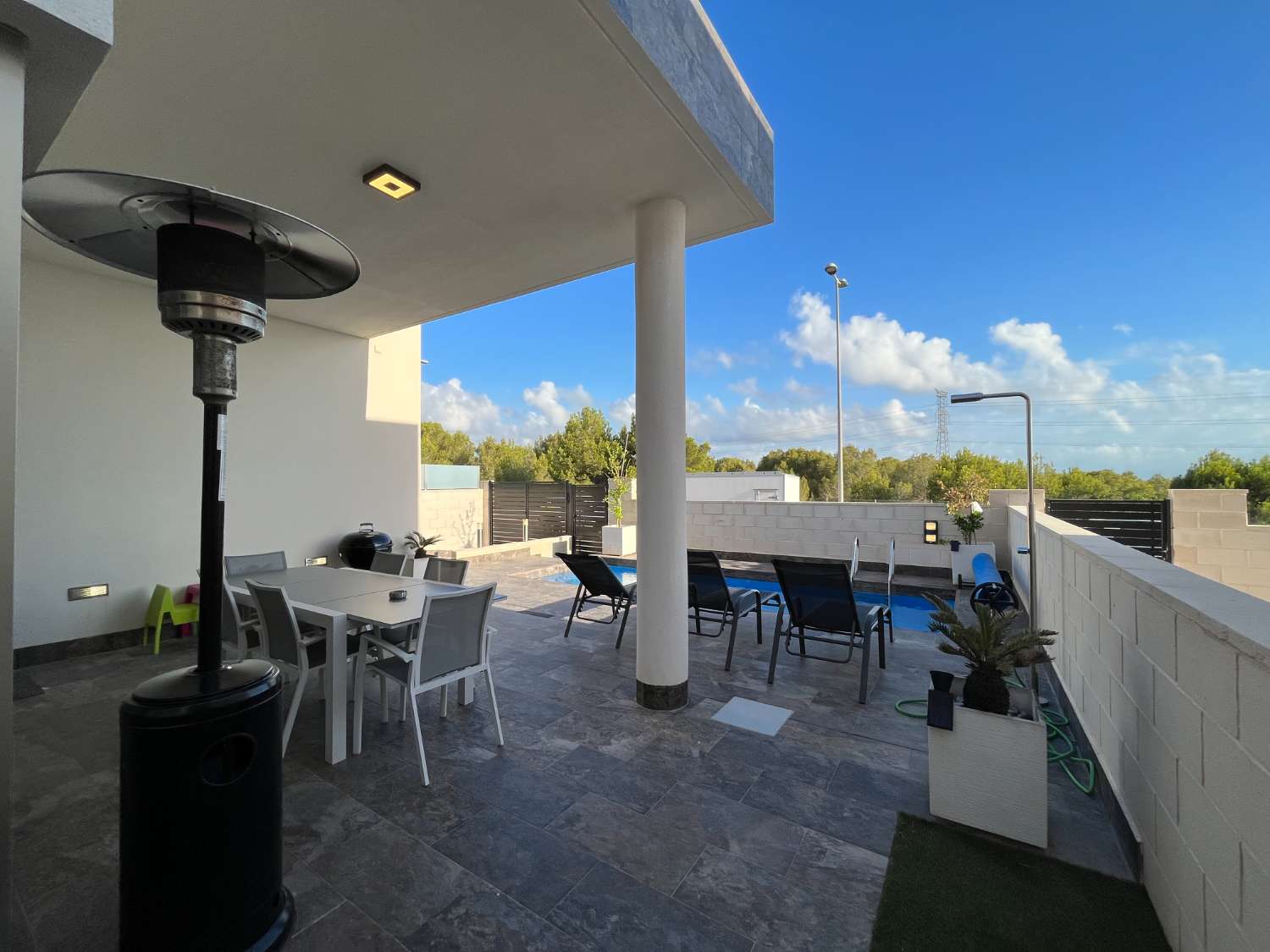 Mooie moderne villa 3 slaapkamers, 2 badkamers, 1 volledig uitgerust solarium en 1 privé zwembad op Villamartín in Orihuela Costa