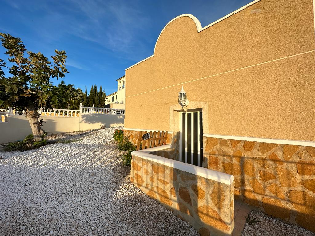 Beautiful detached villa with private pool and independent apartment
