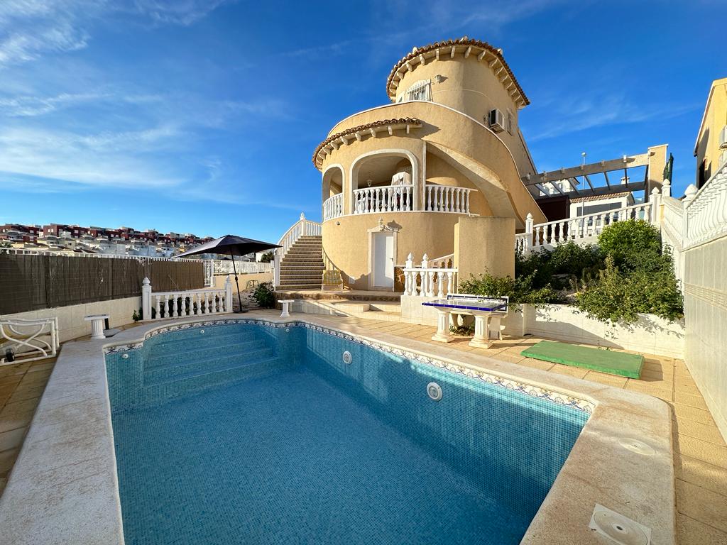 Schöne freistehende Villa mit privatem Pool und unabhängiger Wohnung
