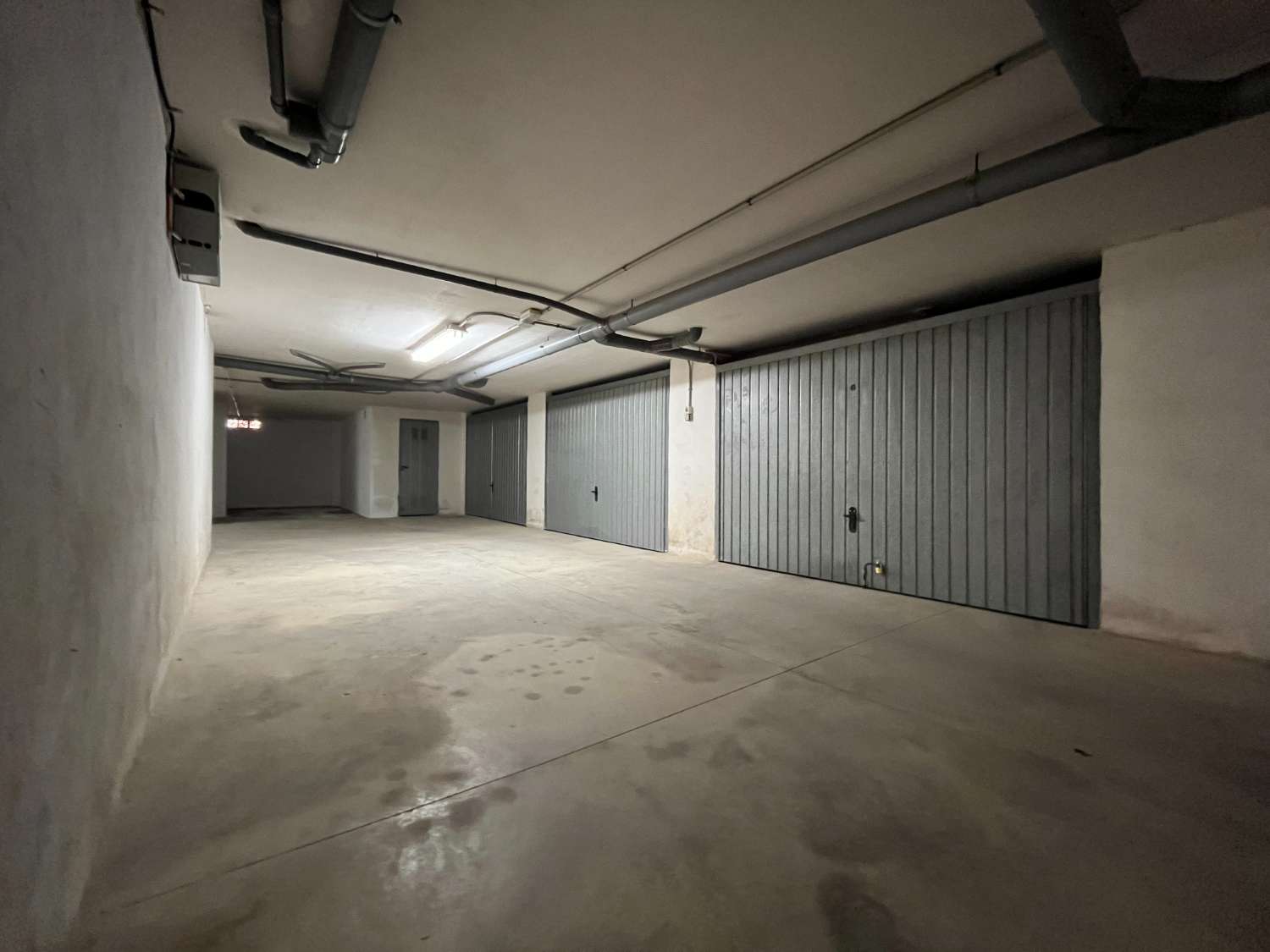 Stor lukket underjordisk garage