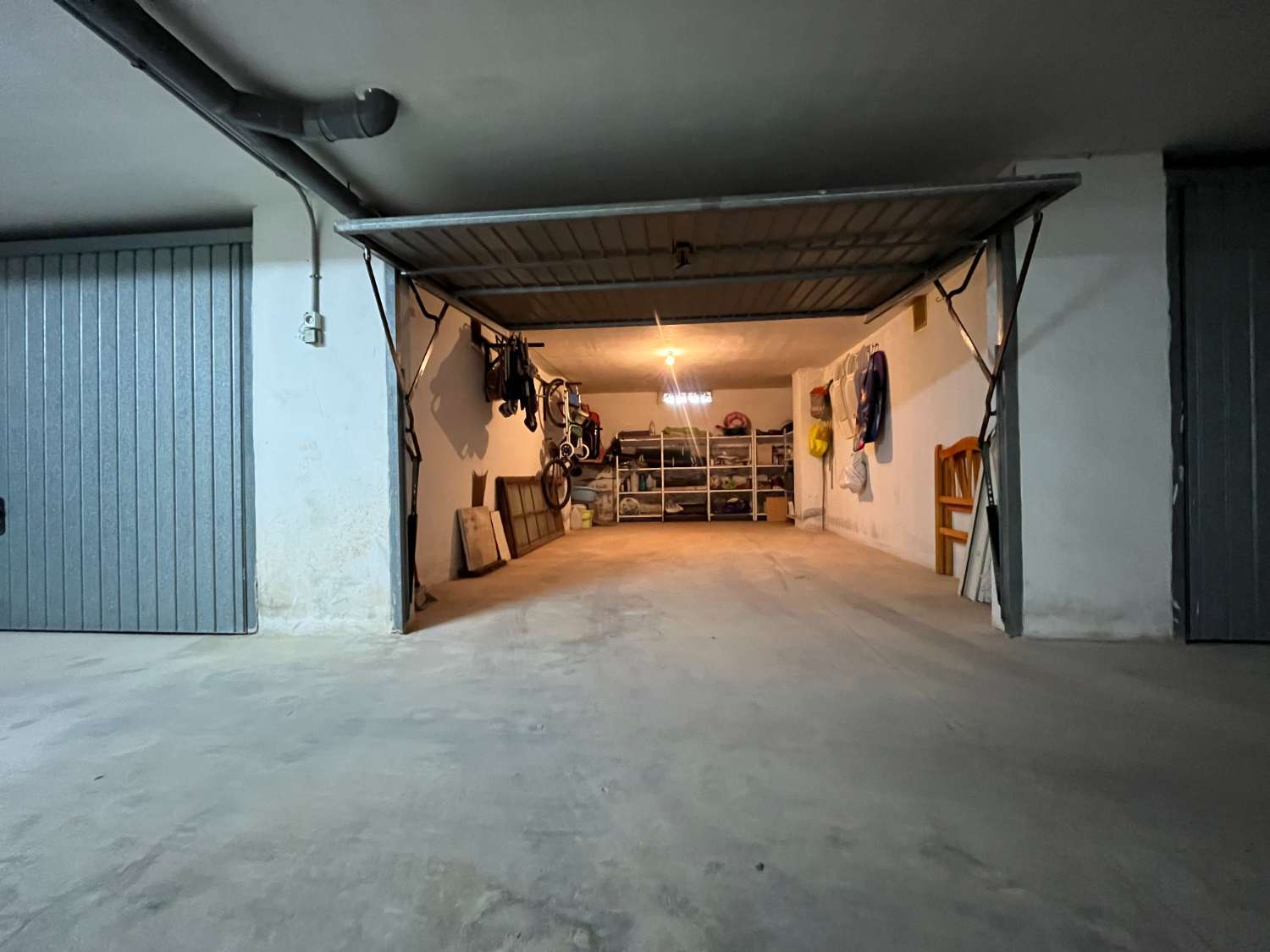 Stor lukket underjordisk garasje