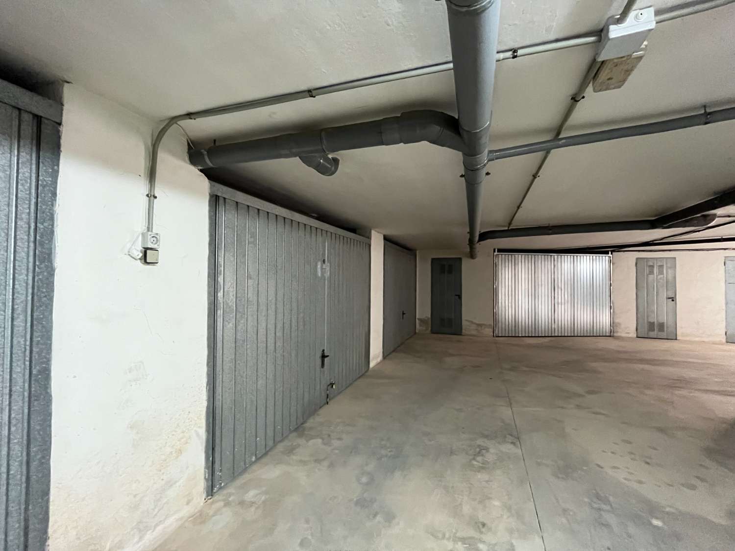 Velká uzavřená podzemní garáž