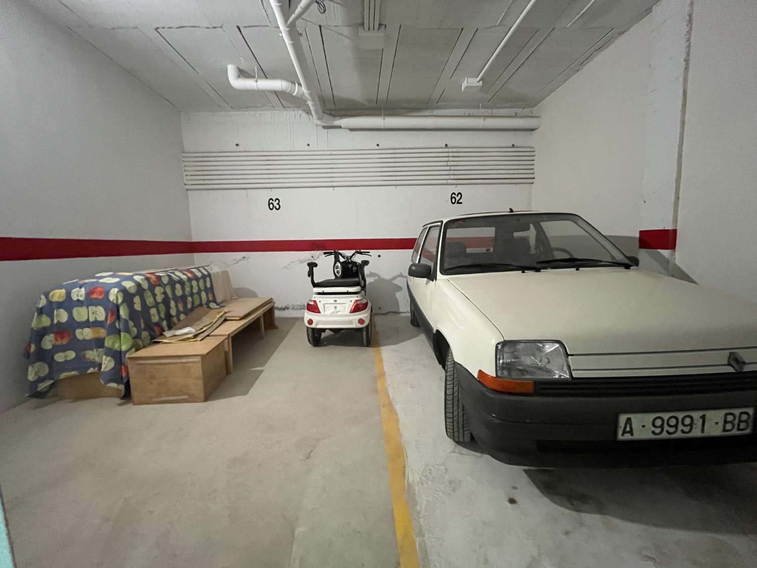 Stor lukket garage til 2 biler med opbevaringsrum