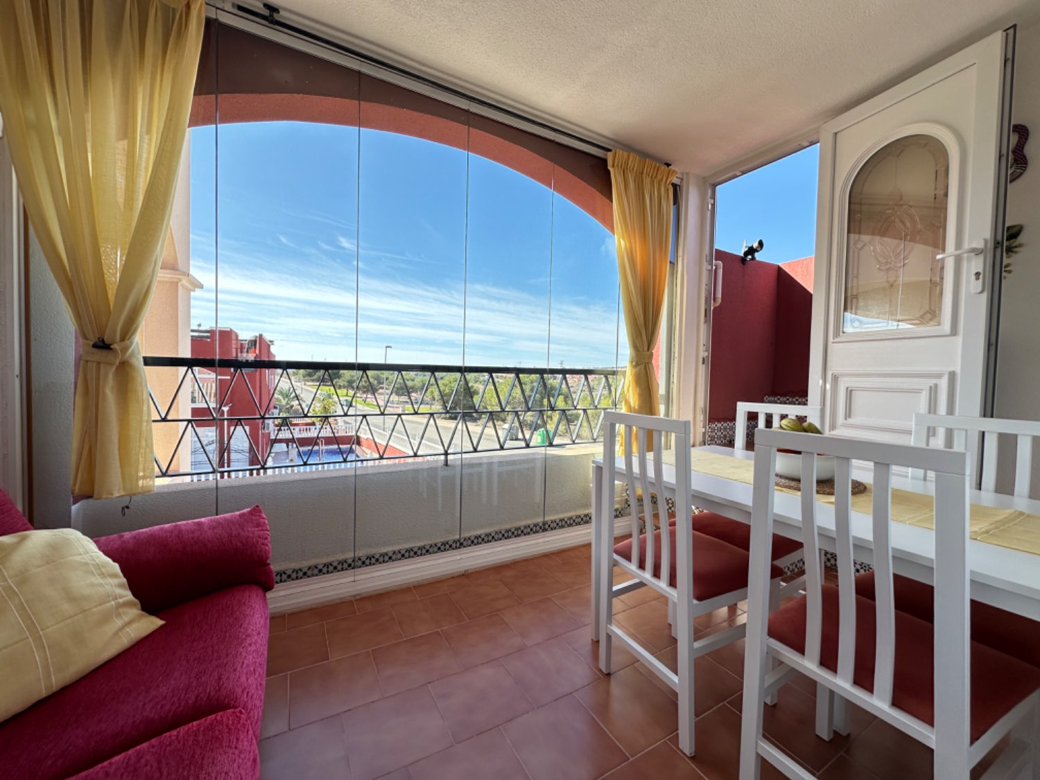 Ylimmän kerroksen kulmahuoneisto sijaitsee Los Altos de Orihuela Costa 2 makuuhuonetta täydellisissä olosuhteissa