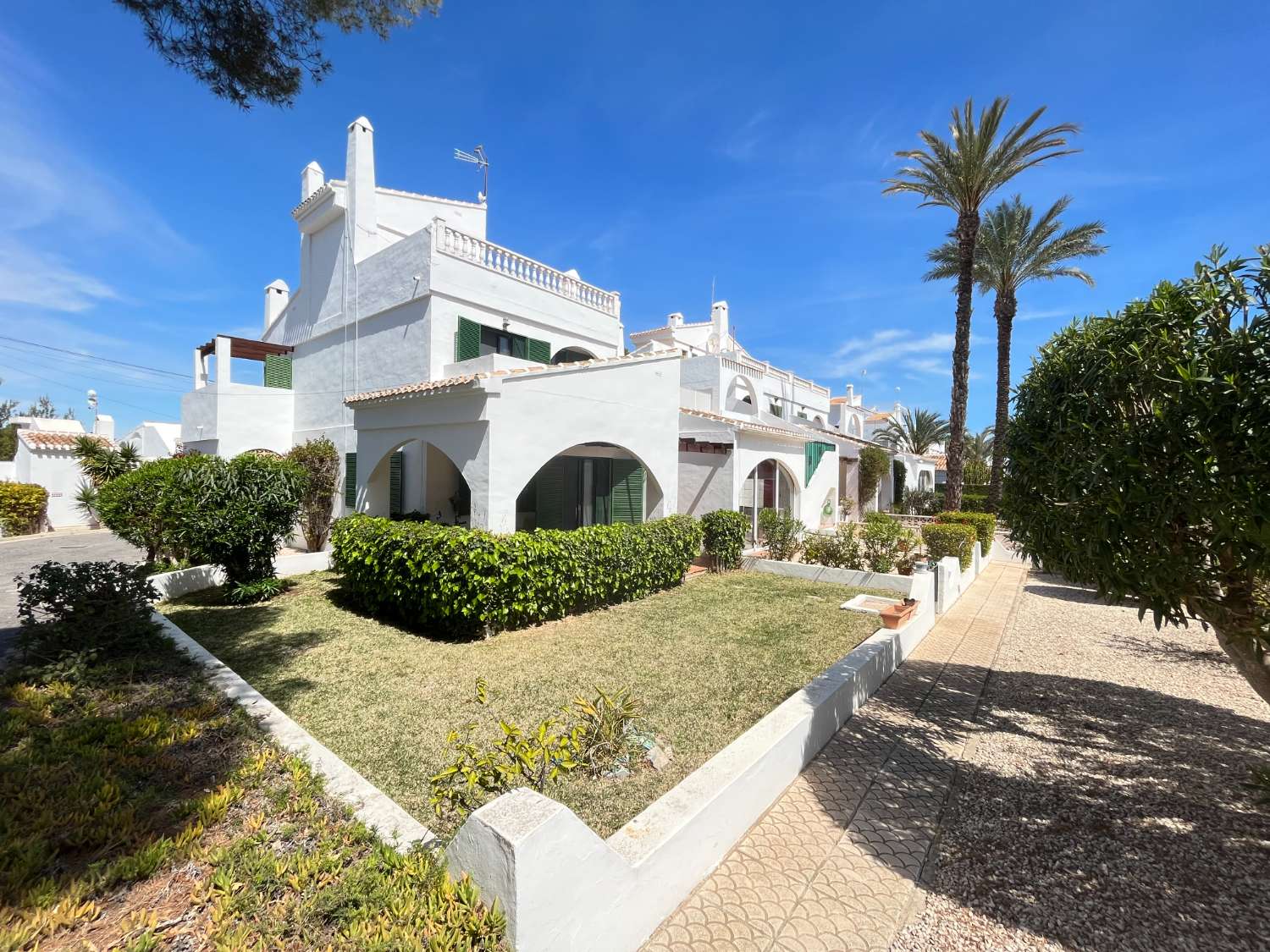 3 bedroom corner house with communal pool overlooking the golf course