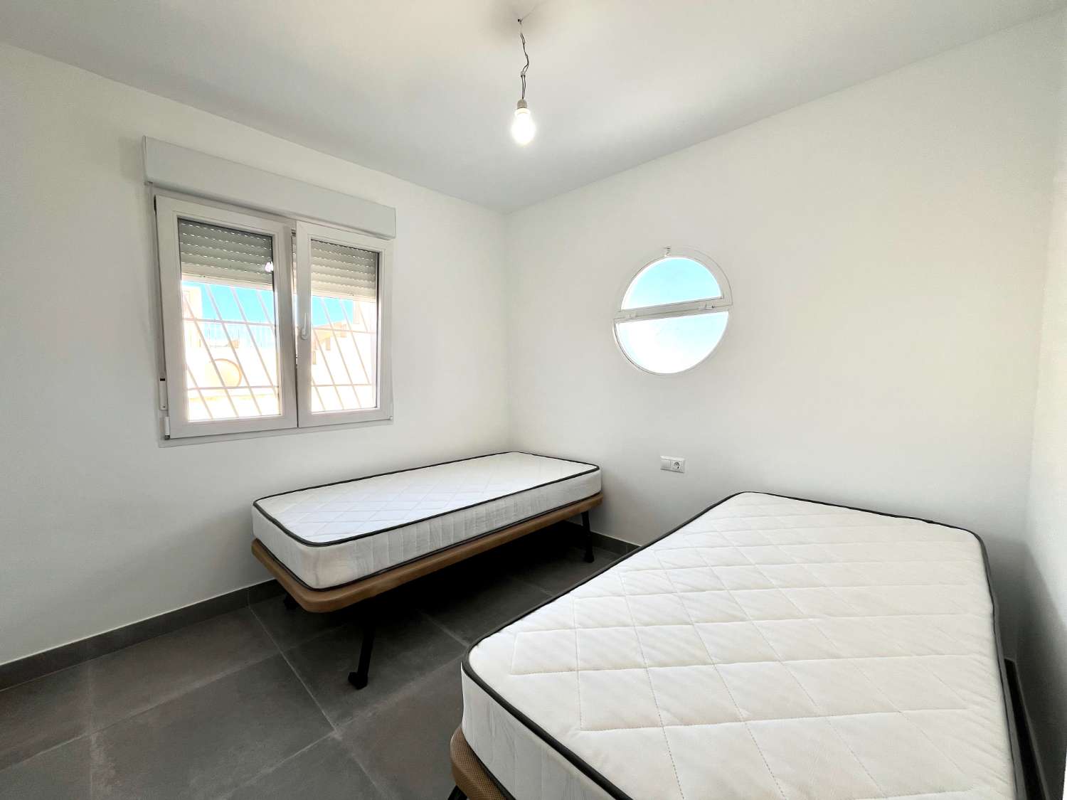 Volledig gerenoveerde duplex 3 slaapkamers, 1 badkamer met solarium