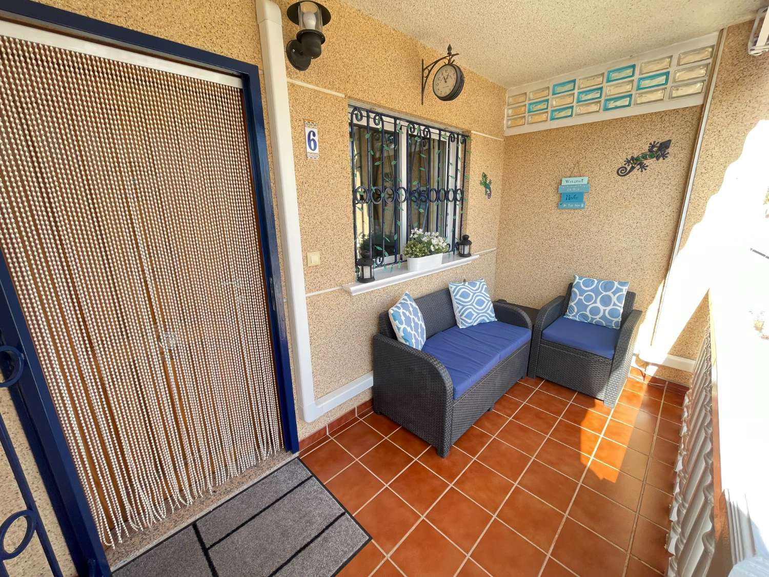 Mooi herenhuis met 2 slaapkamers en 2 badkamers in Punta Prima.