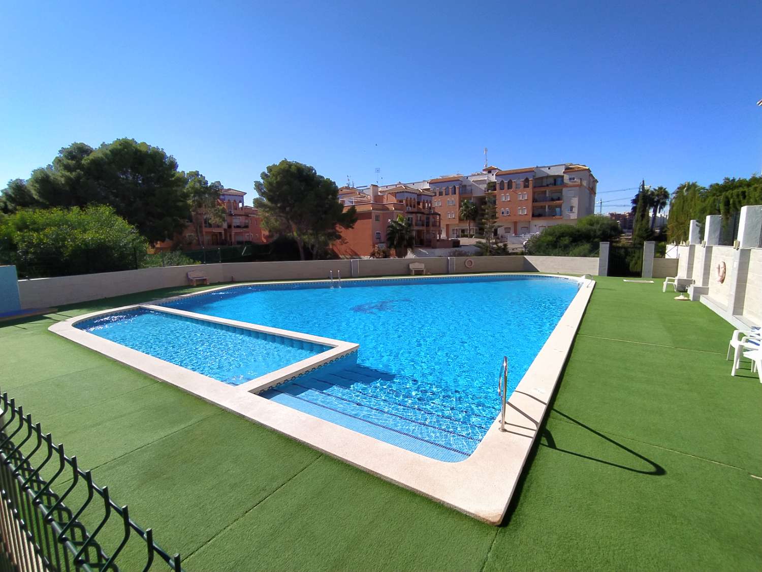 Grazioso appartamento con 2 camere da letto e 1 bagno con piscina comunale a Playa Flamenca.