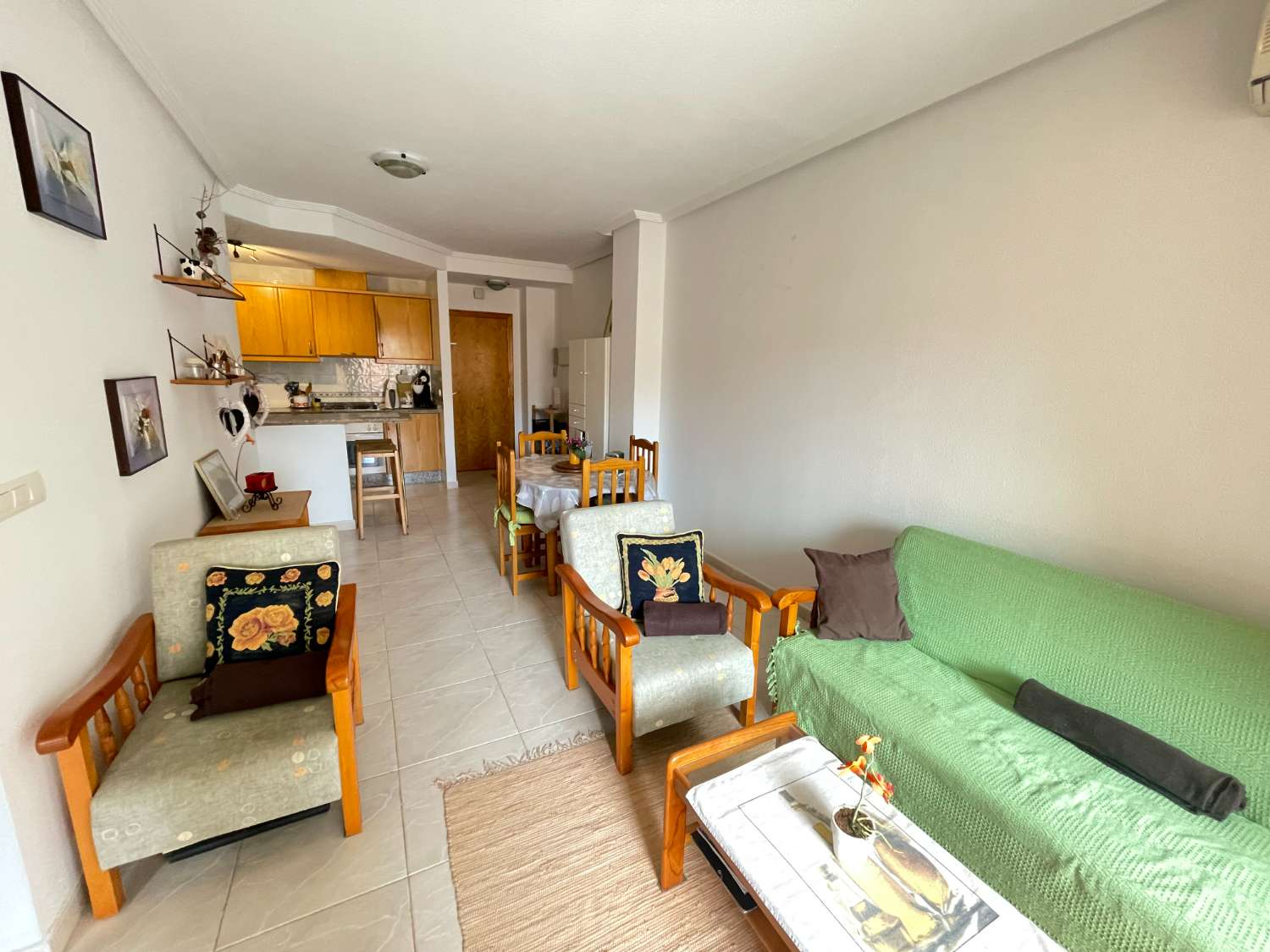 Bel appartement de 2 chambres et 1 salle de bain avec piscine commune à Playa Flamenca.
