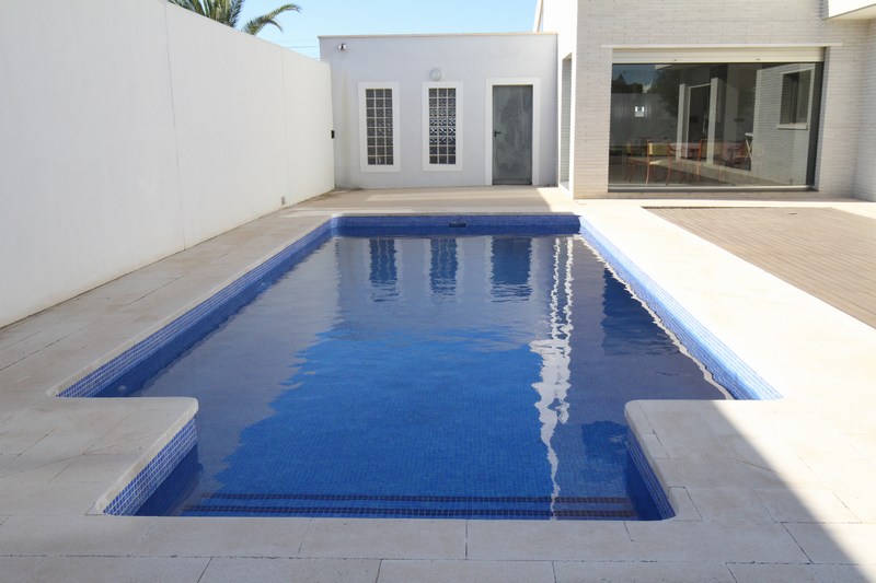 Luxueuse villa individuelle avec 6 chambres, 4 salles de bains et piscine privée.