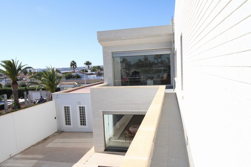 Luxurious detached villa with 6 bedrooms, 4 bathrooms and private pool.