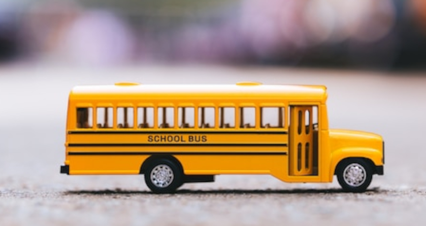 Autob&uacute;s escolar amarillo