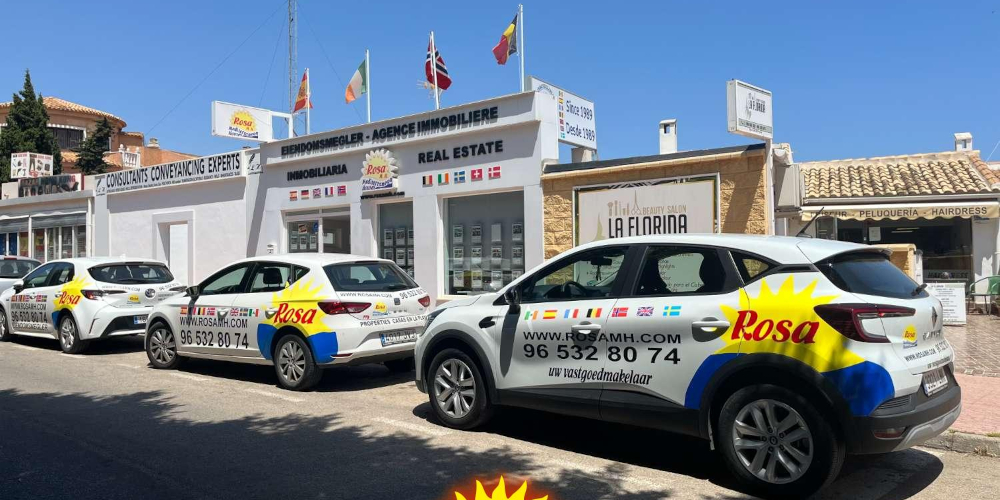 Rosa Mediterranean Houses - Inmobiliaria en Orihuela Costa Vista de la agencia inmobiliaria Rosa MH con sus vehículos personalizados