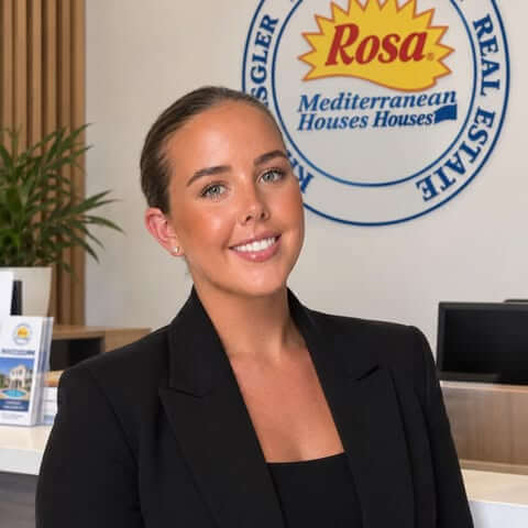 Clara, agente inmobiliario de Rosa Mediterranean Houses