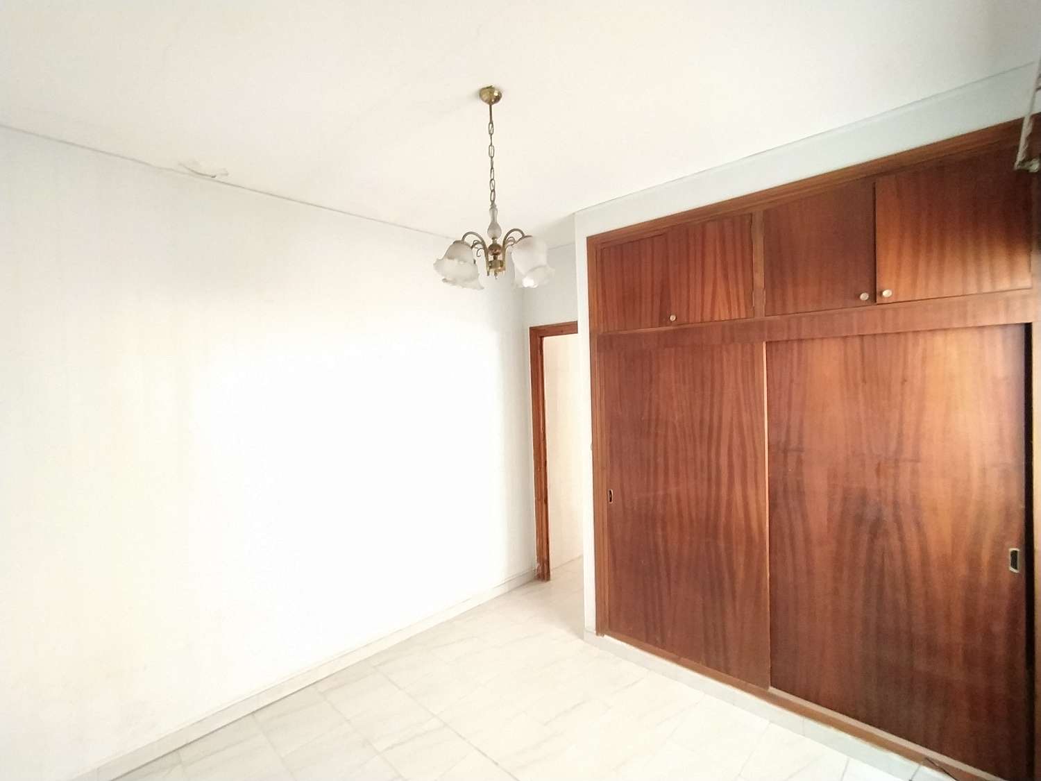 Bungalow å renovere på andre linje av stranden med 3 soverom, 1 bad