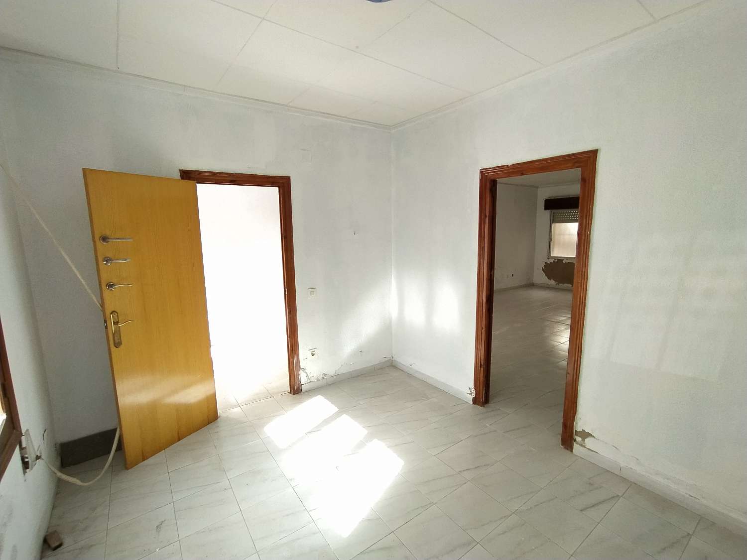 Bungalow å renovere på andre linje av stranden med 3 soverom, 1 bad