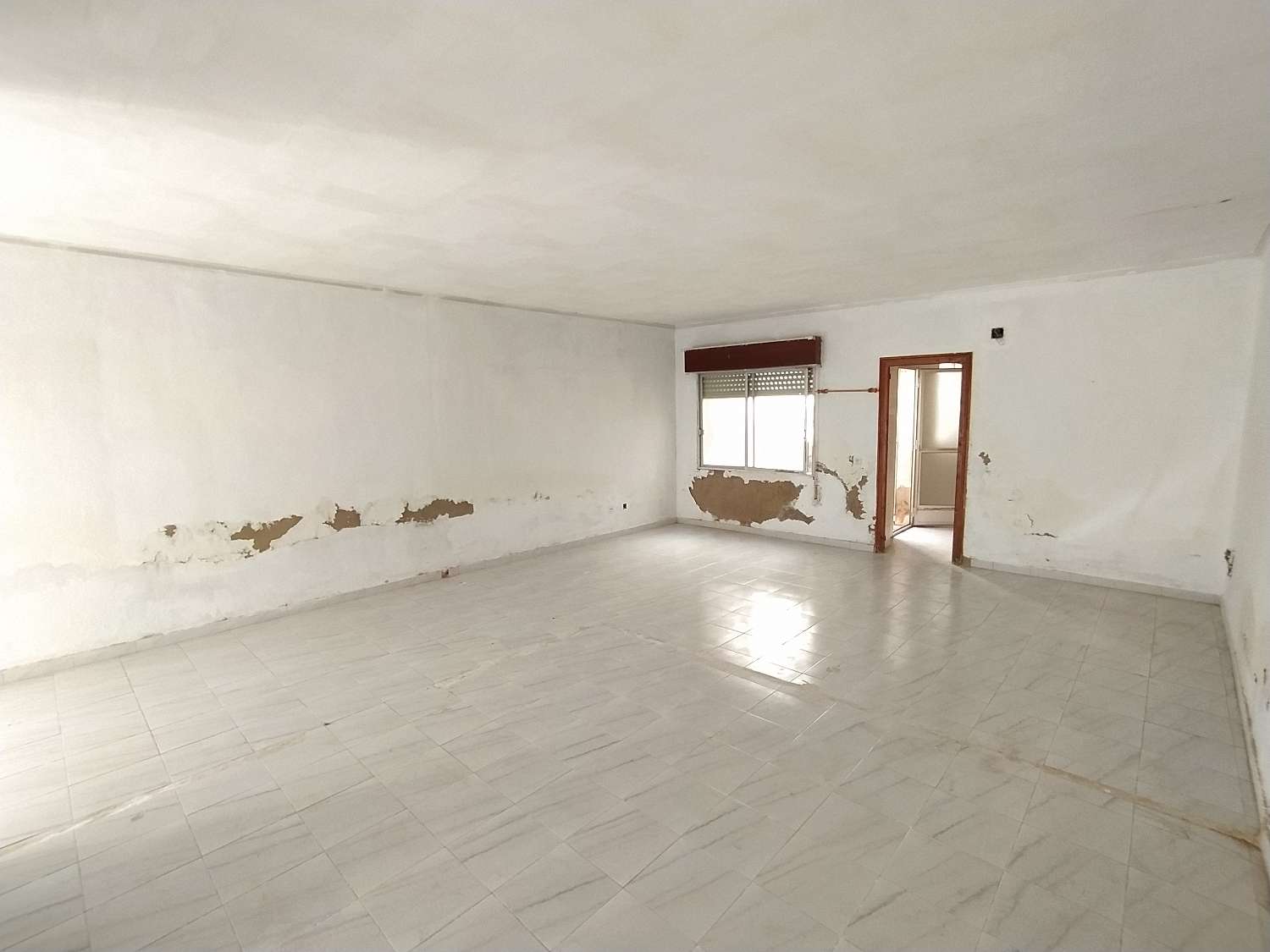 Bungalow å renovere på andre linje av stranden med 3 soverom, 1 bad