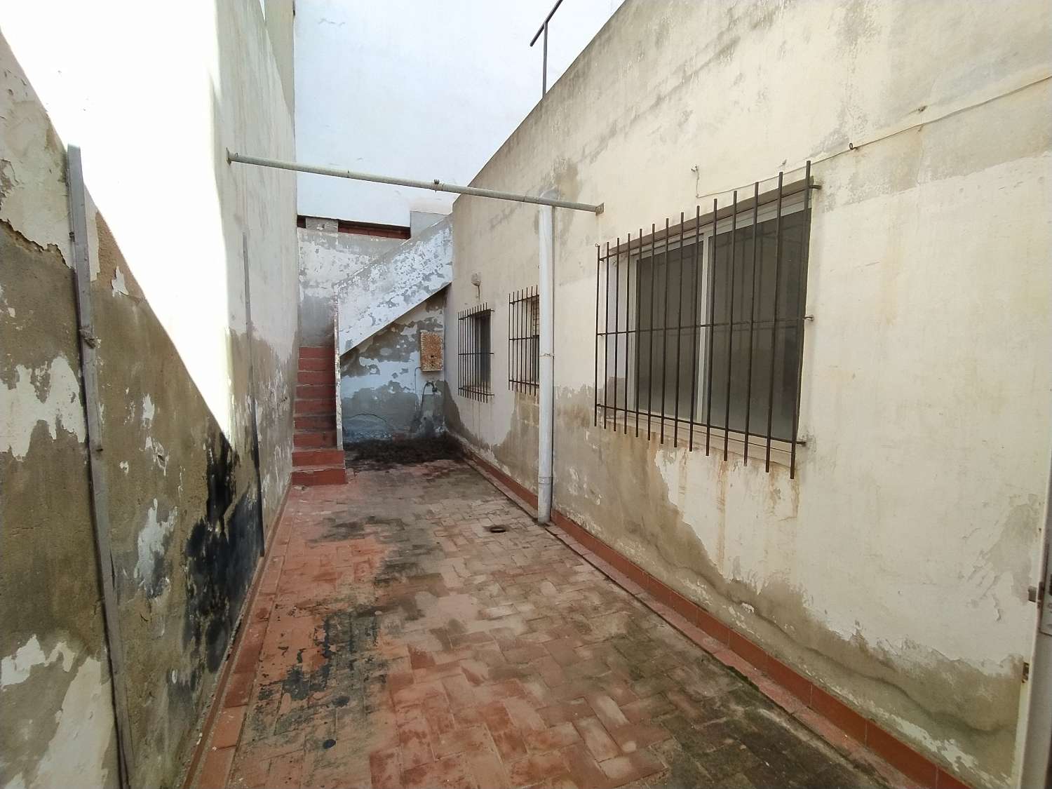 Bungalow å renovere på andre linje av stranden med 3 soverom, 1 bad