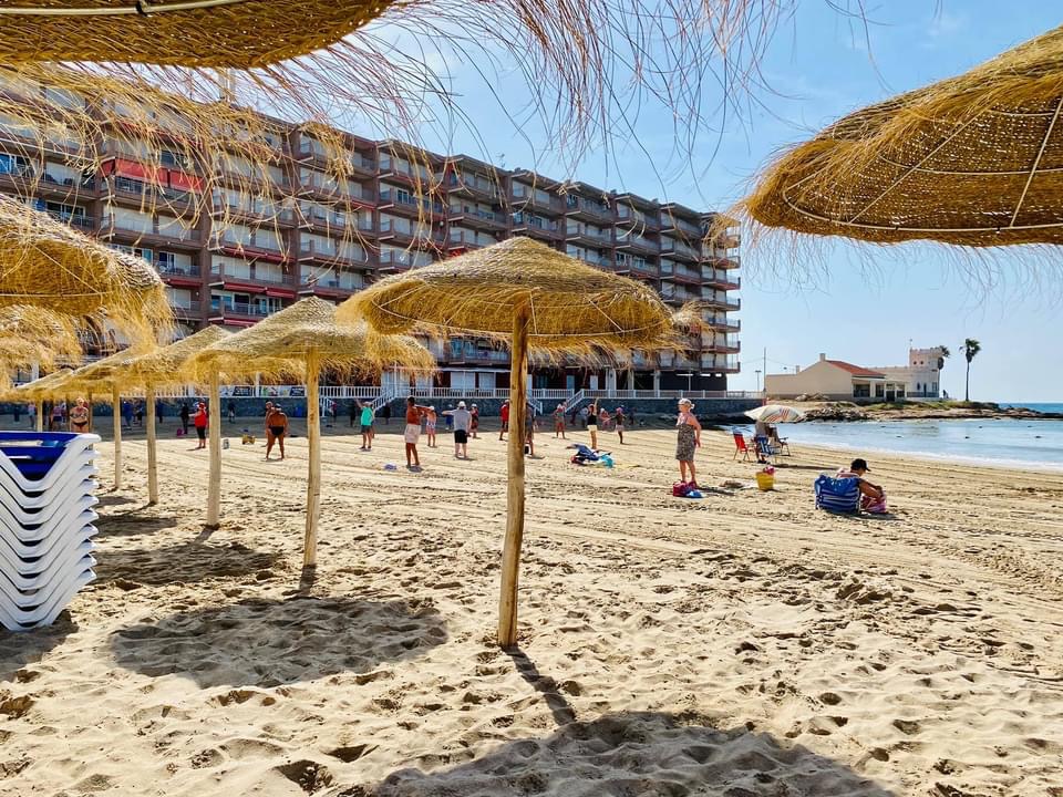 Bungalow med 3 soveværelser, 1 badeværelse på anden linje af stranden.