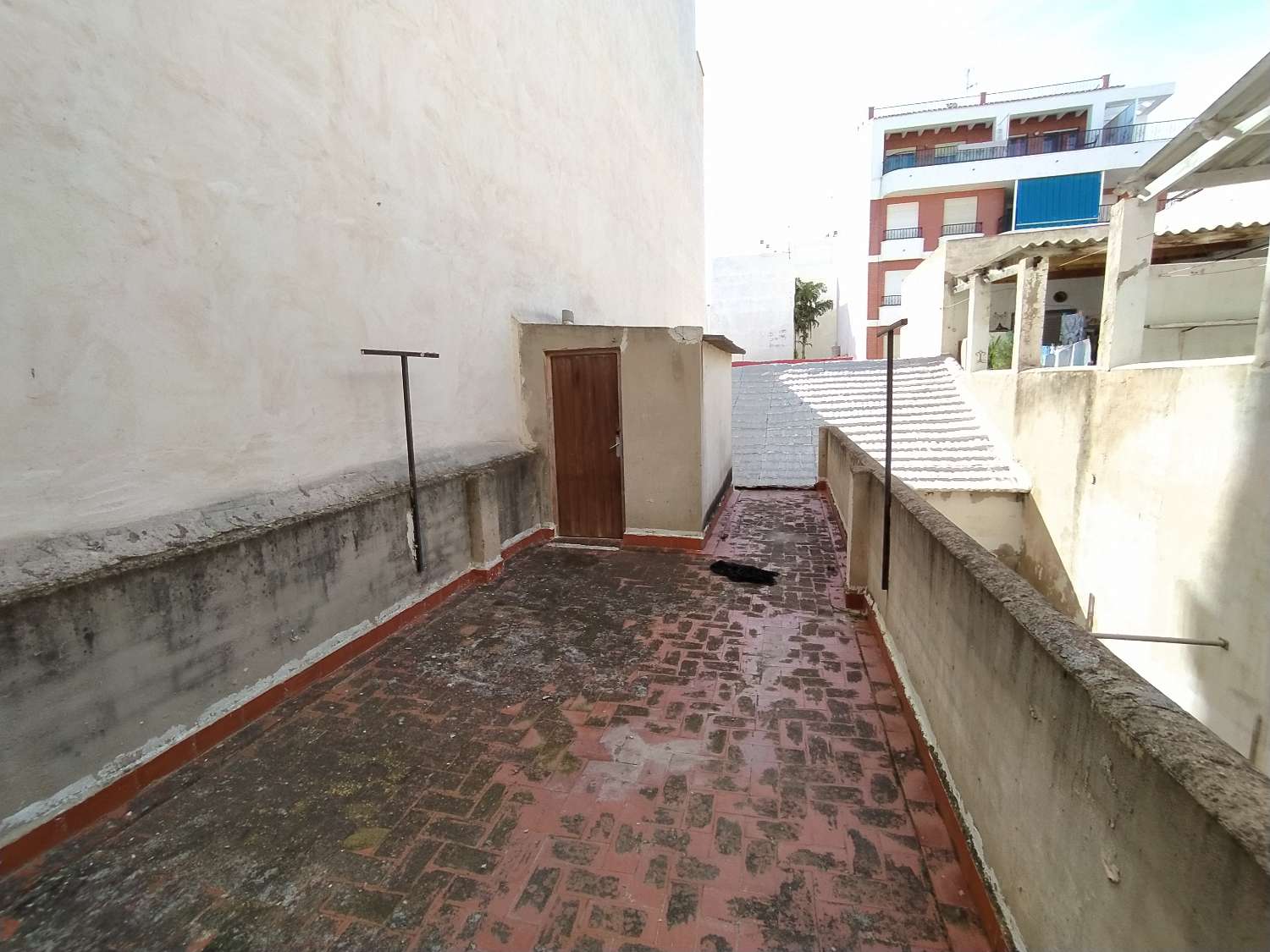 Bungalow å renovere på andre linje av stranden med 3 soverom, 1 bad