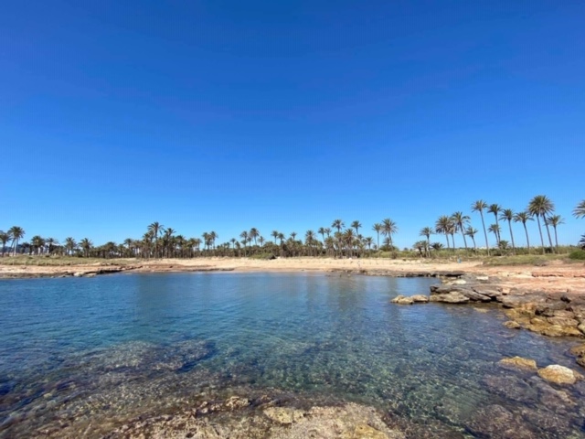 Bungalow mit 3 Schlafzimmern, 1 Badezimmer in der zweiten Reihe des Strandes.