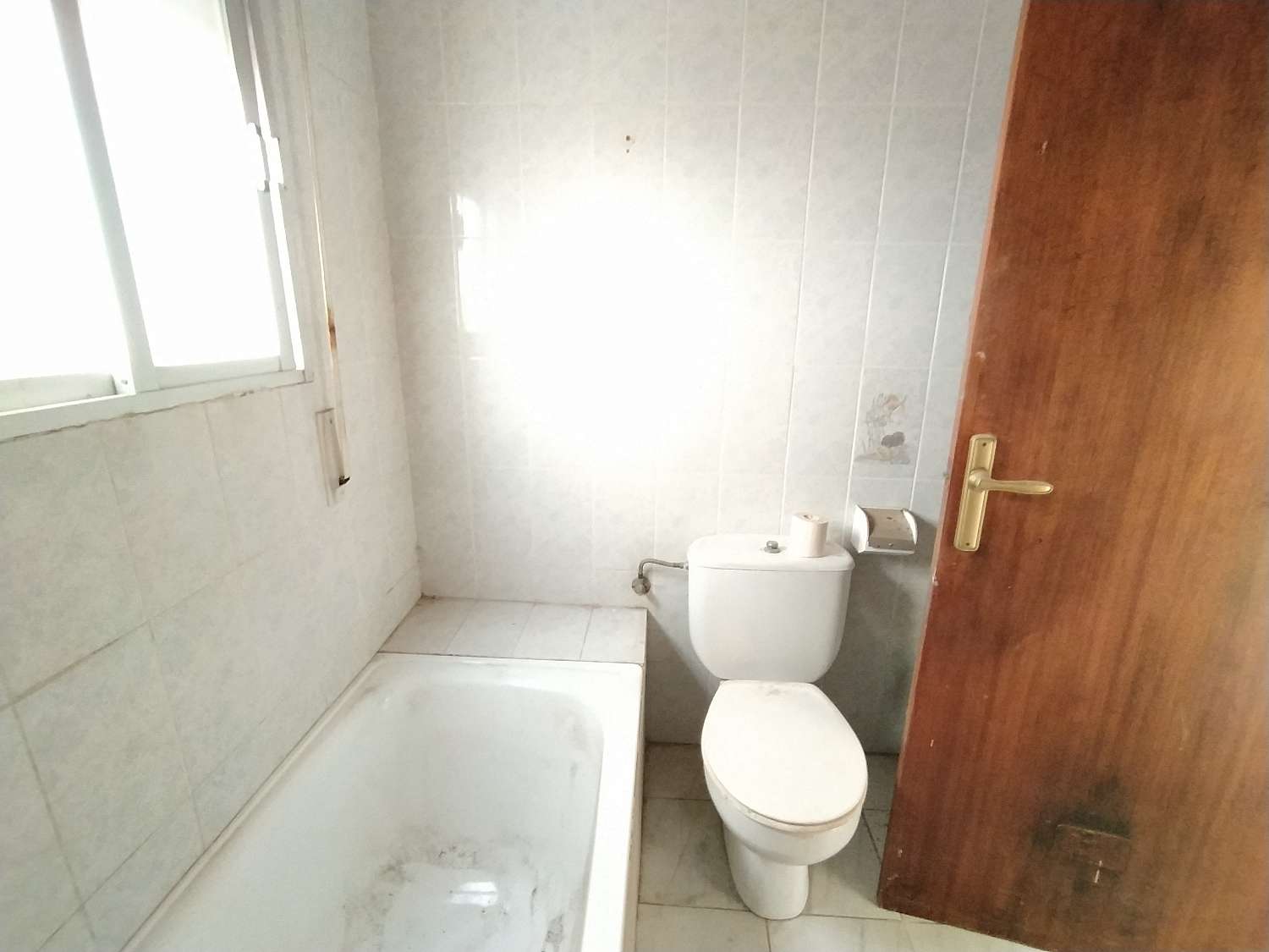 Bungalow å renovere på andre linje av stranden med 3 soverom, 1 bad