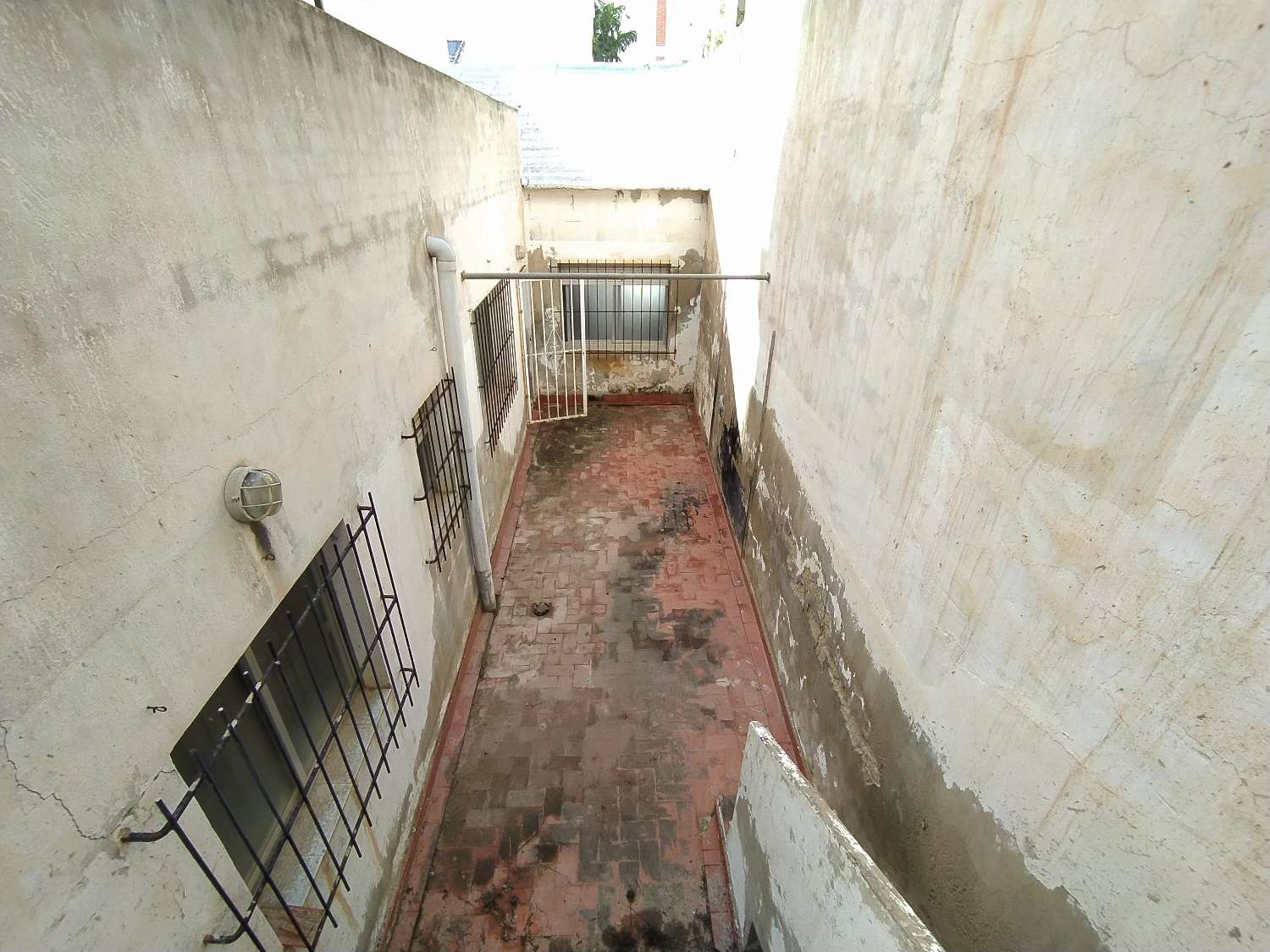 Bungalow å renovere på andre linje av stranden med 3 soverom, 1 bad