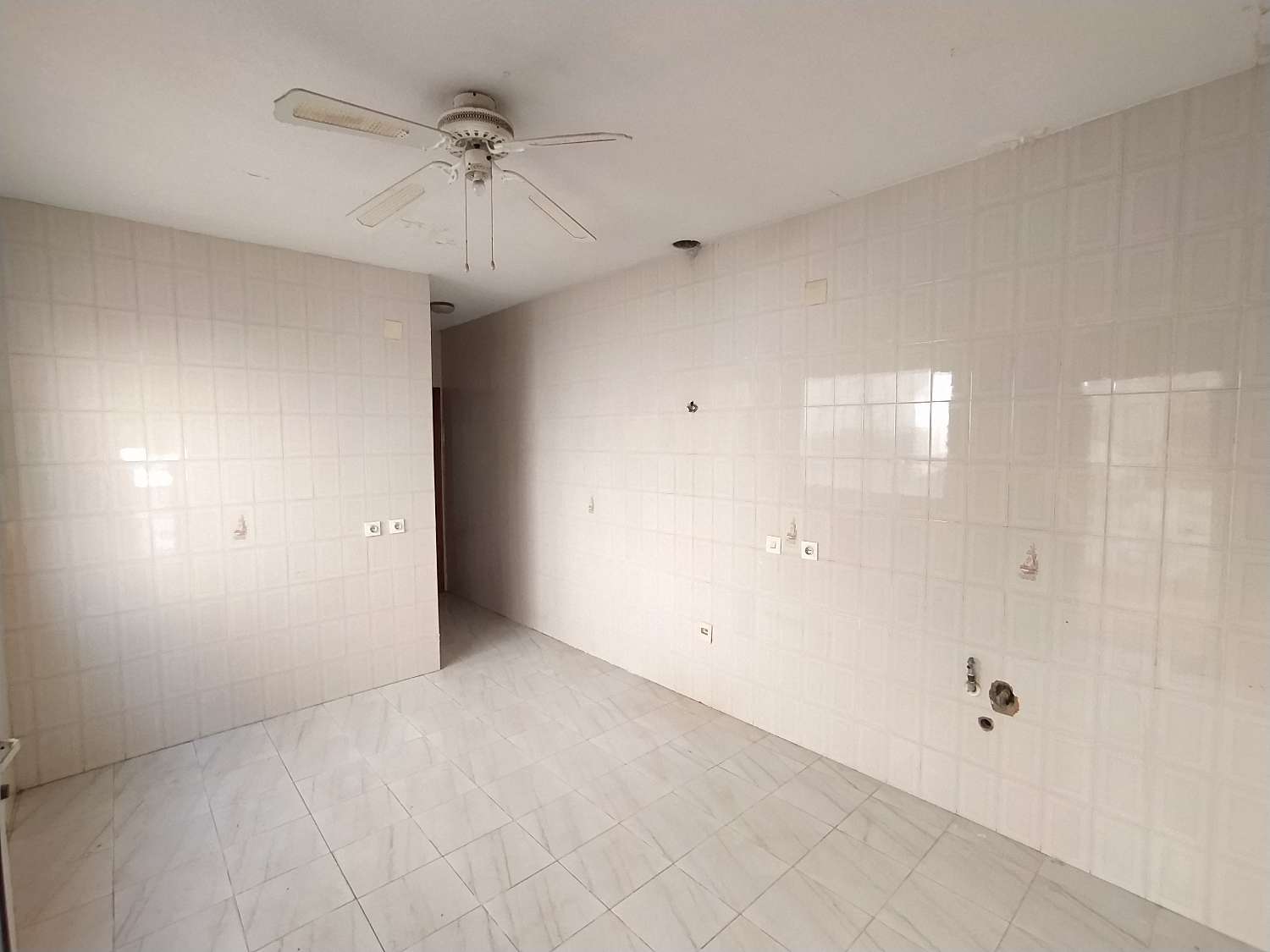 Bungalow å renovere på andre linje av stranden med 3 soverom, 1 bad
