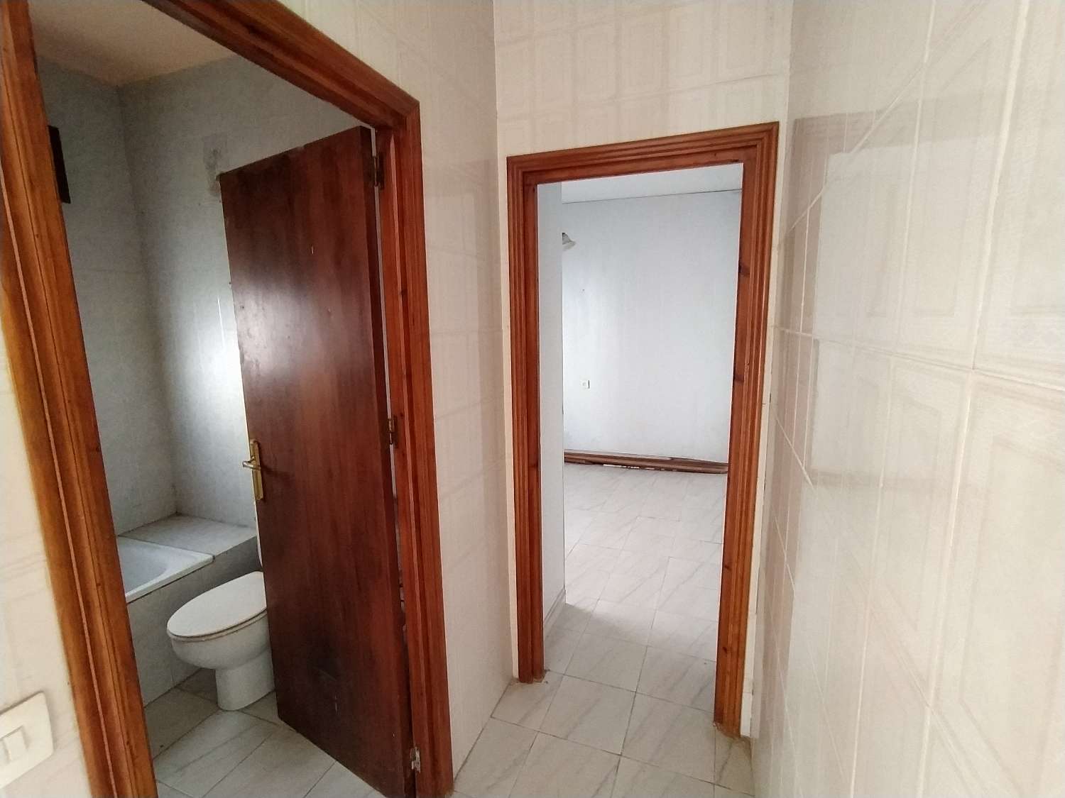 Bungalow de 3 dormitorios, 1 baño en segunda línea de playa.