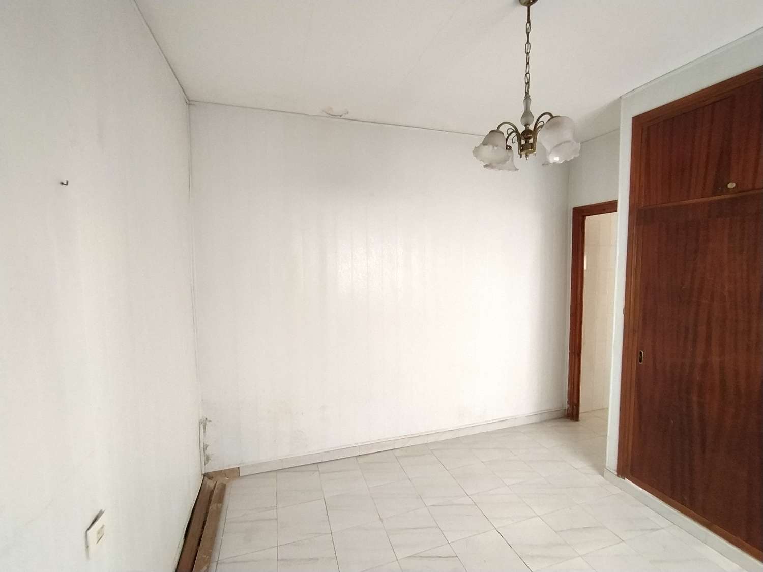 Bungalow de 3 dormitorios, 1 baño en segunda línea de playa.