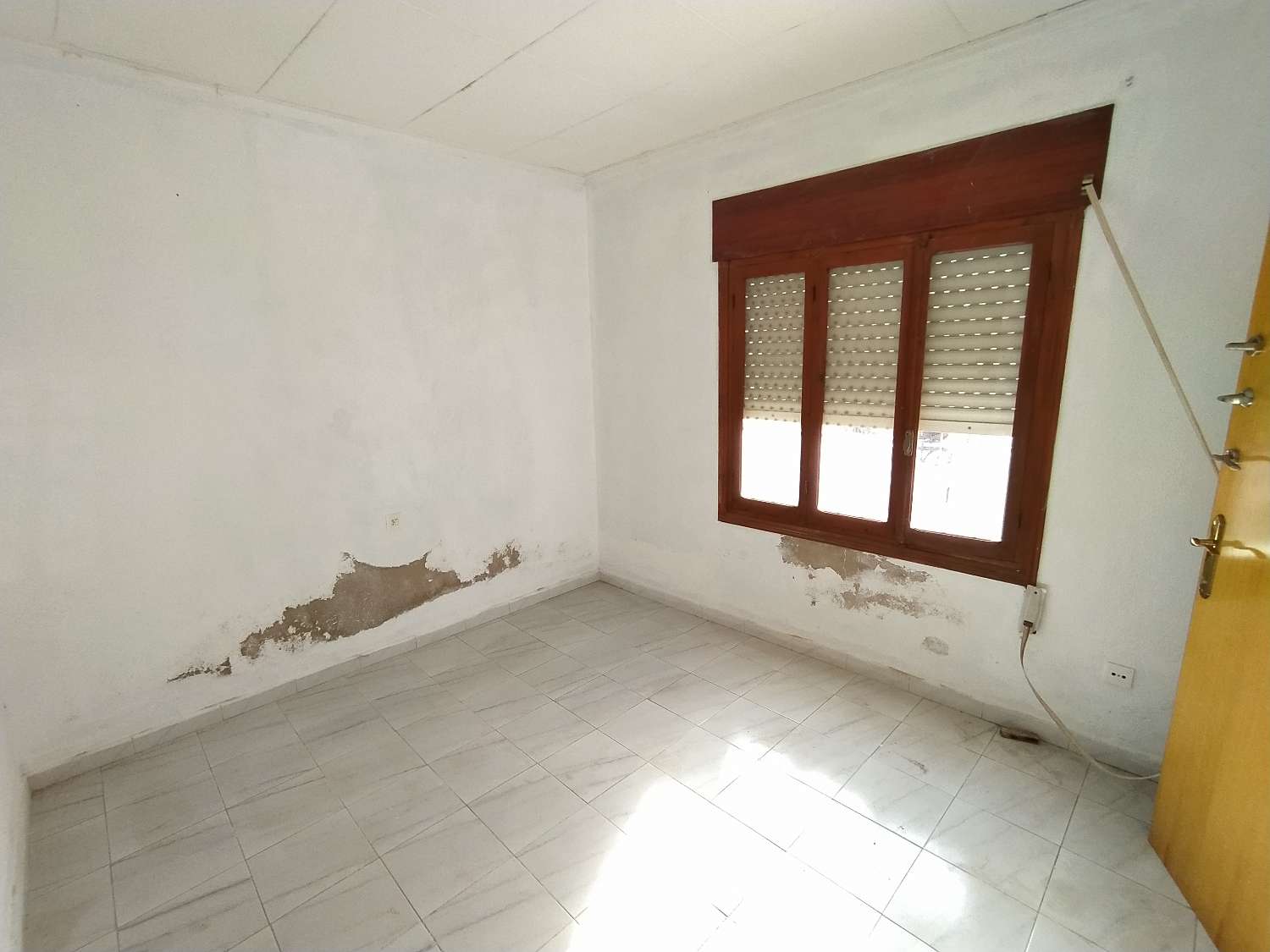 Bungalow å renovere på andre linje av stranden med 3 soverom, 1 bad