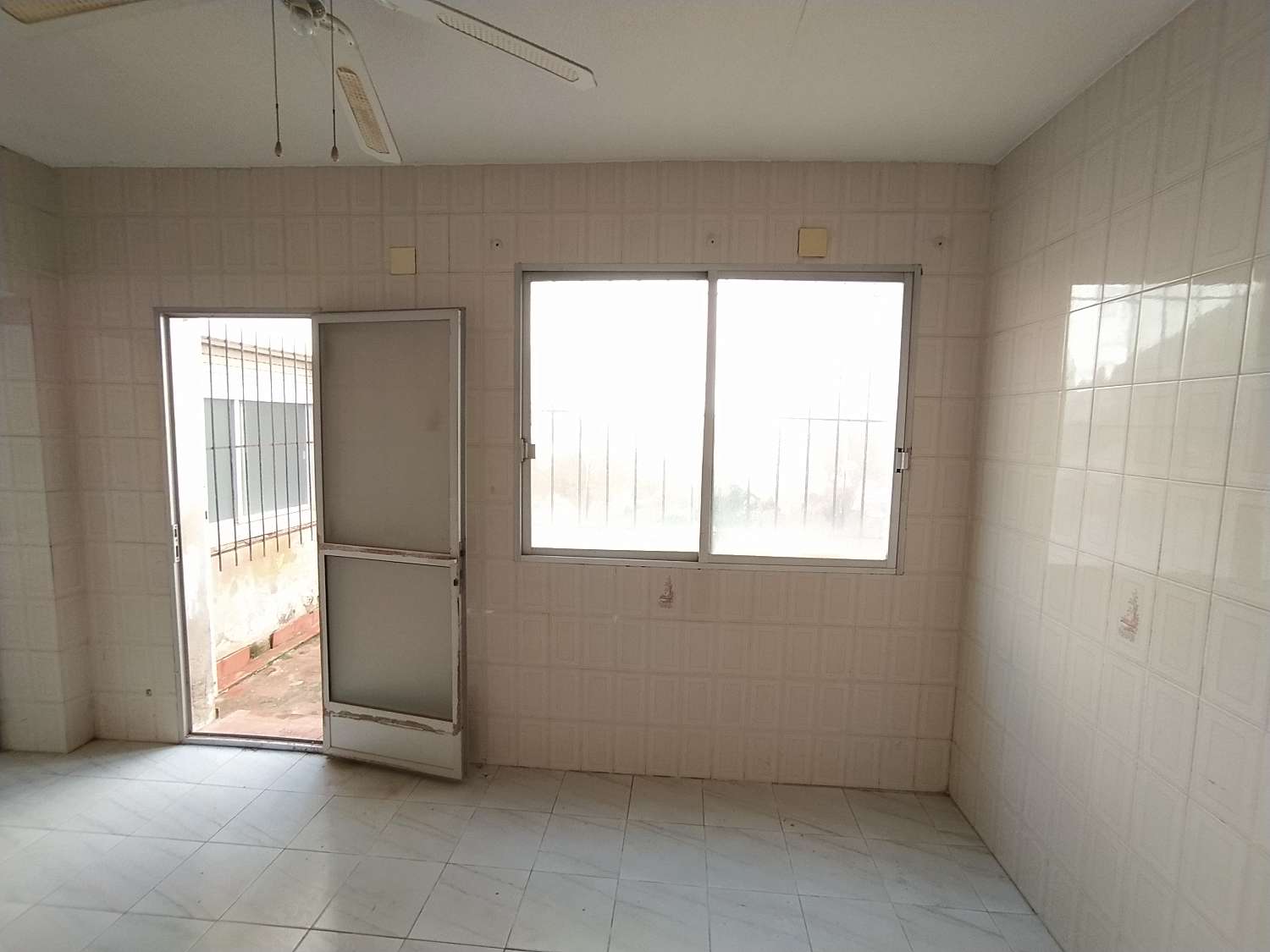 Bungalow å renovere på andre linje av stranden med 3 soverom, 1 bad