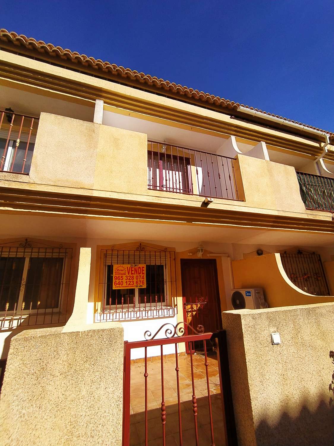 Duplex con 3 camere da letto, 3 bagni a Playa Flamenca con piscina comunitaria