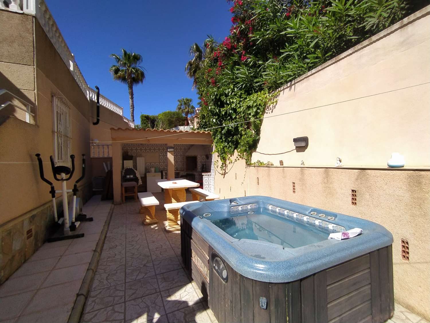 Belle villa individuelle avec 3 chambres 2 salles de bains, garage et solarium.