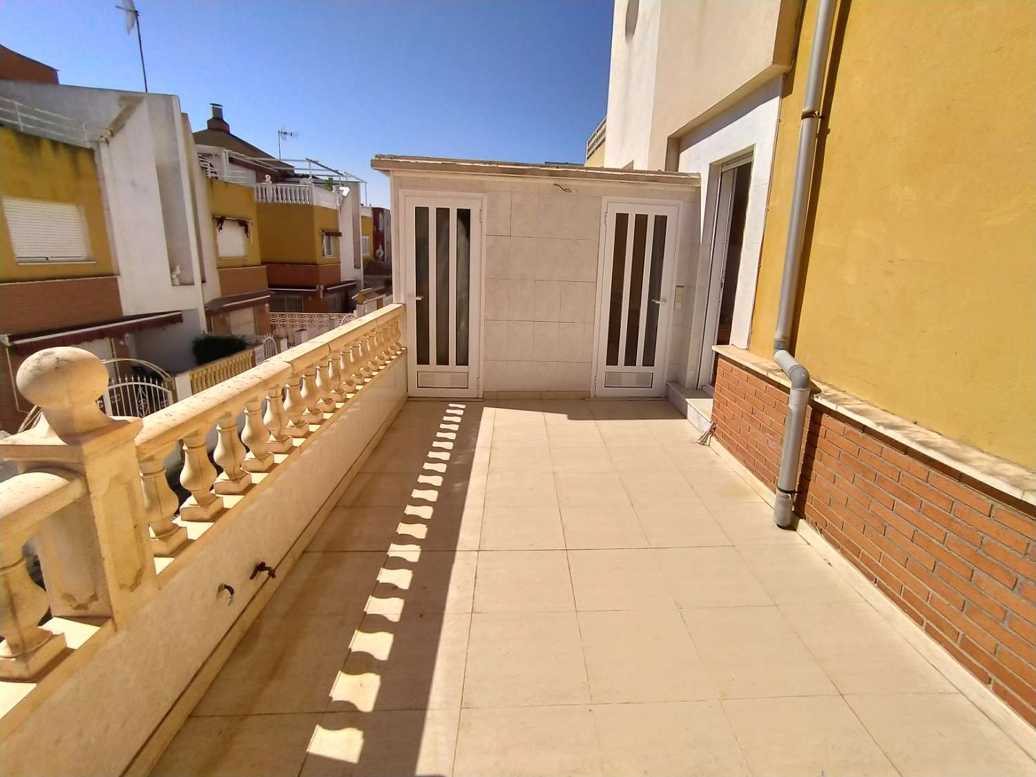 Duplex avec 4 chambres et 2 salles de bain et un garage