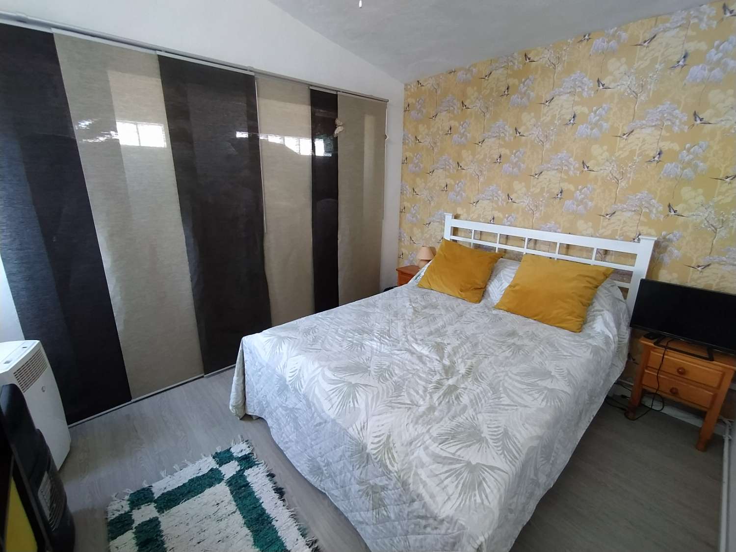 Bonito chalet independiente de 4 dormitorios y 2 baños.