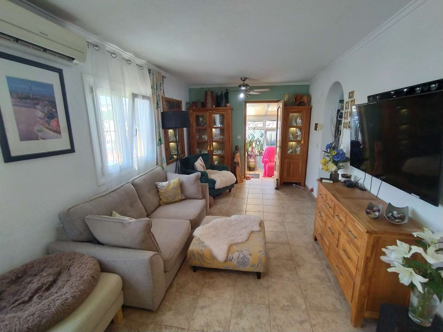 Bonito chalet independiente de 4 dormitorios y 2 baños.