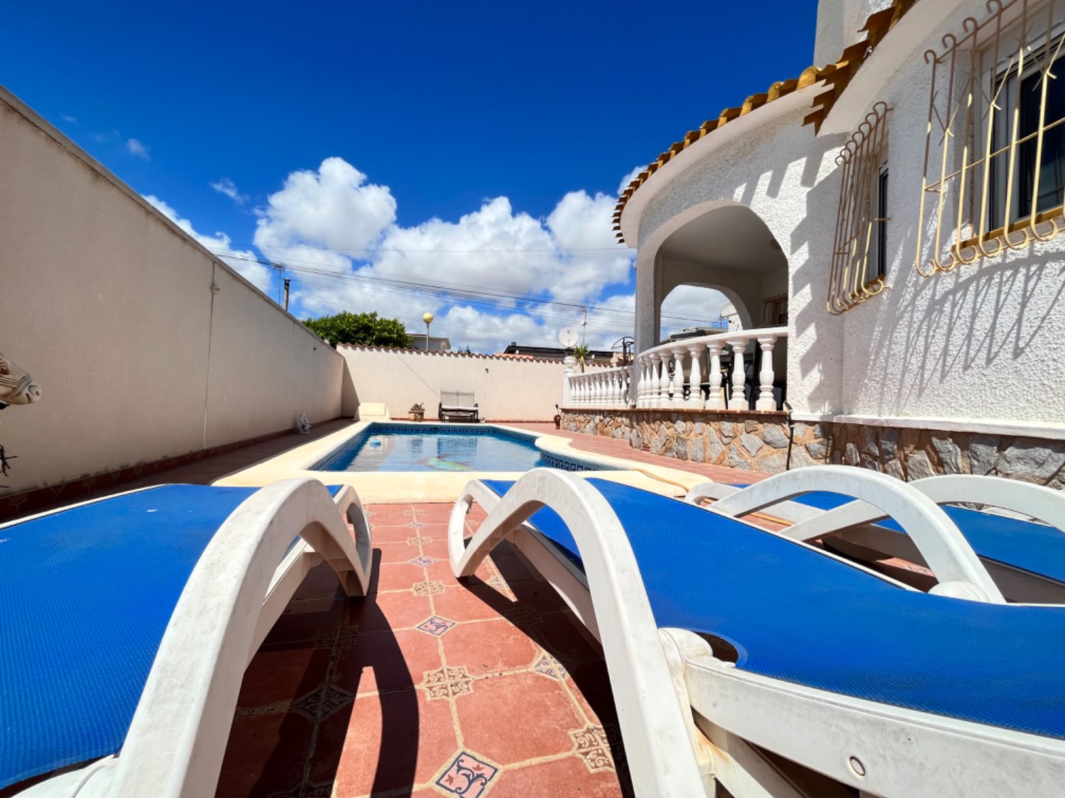 Belle villa avec 4 chambres et 2 salles de bain avec piscine privée.