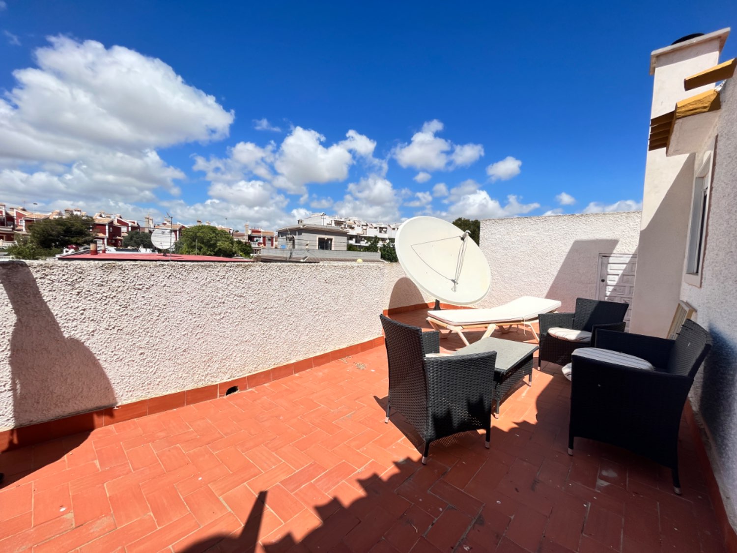 Belle villa avec 4 chambres et 2 salles de bain avec piscine privée.